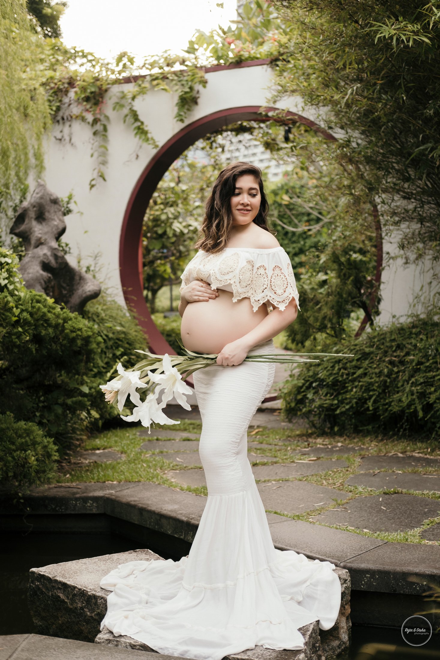 Outdoor Maternity photoshoot singapore Gardens by the bay