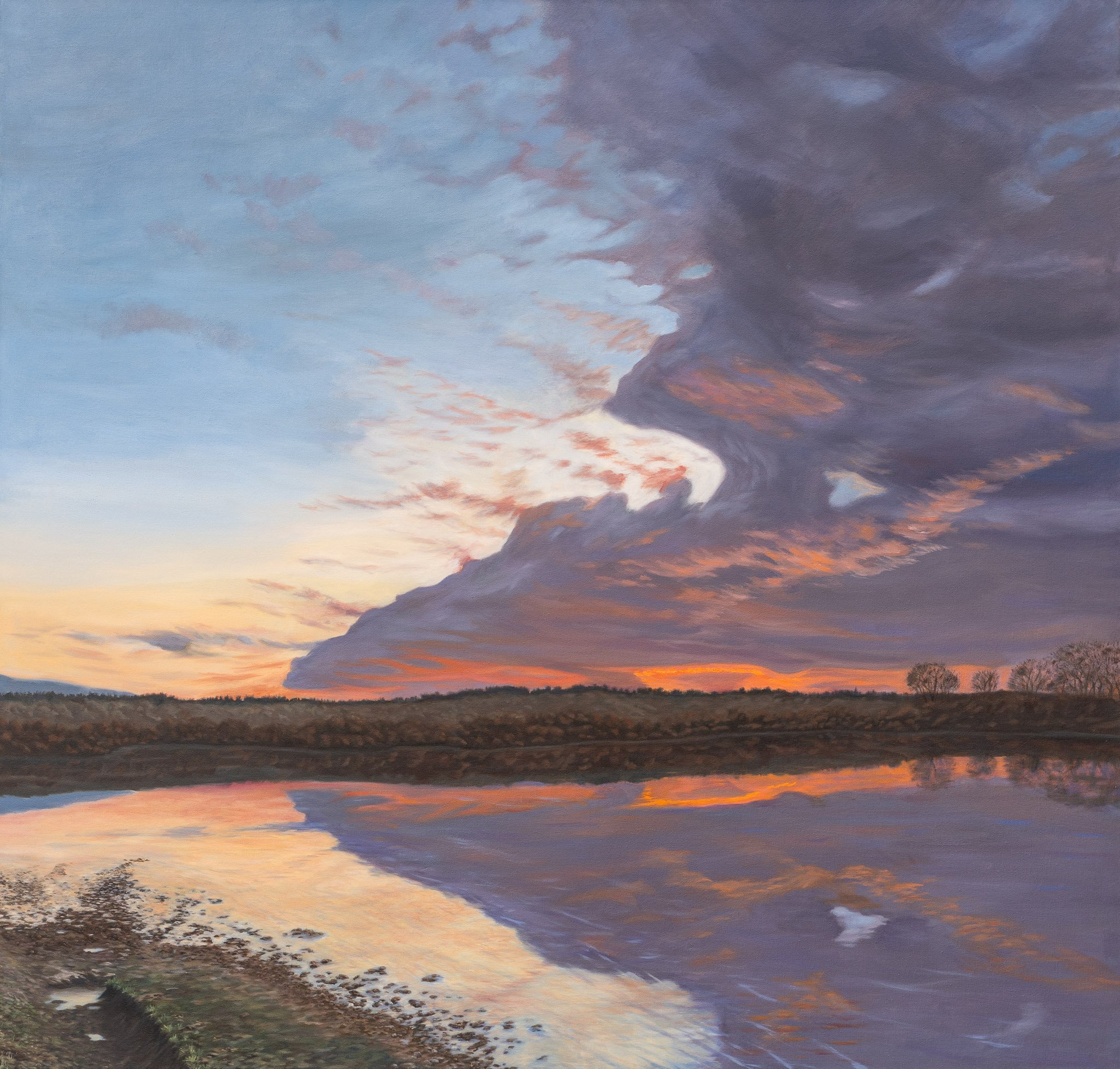 Et landskab med en flod ved solnedgang, store dramatiske skyer på himlen, reflekteret i vandet, og spredte træer i baggrunden.