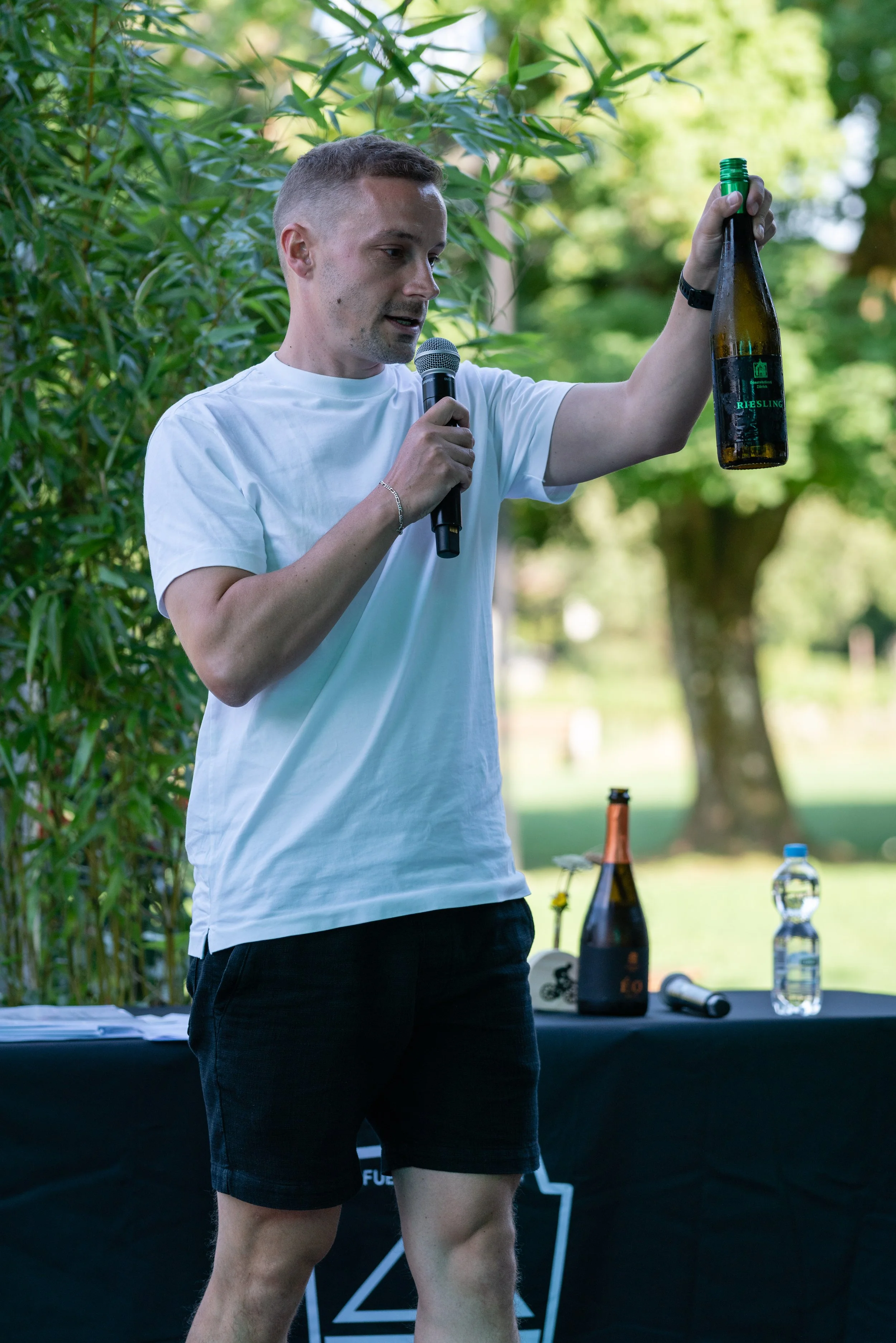 Manuel Meienberger führt durch den Abend beim First Class Weekend im Rahmen des Gipfel Granfondos. Die Gäste geniessen einen Abend mit Insights aus dem Profipeloton begleitet von einem Radsport-authentischen Diner mit exquisiter Weinbegleitung.