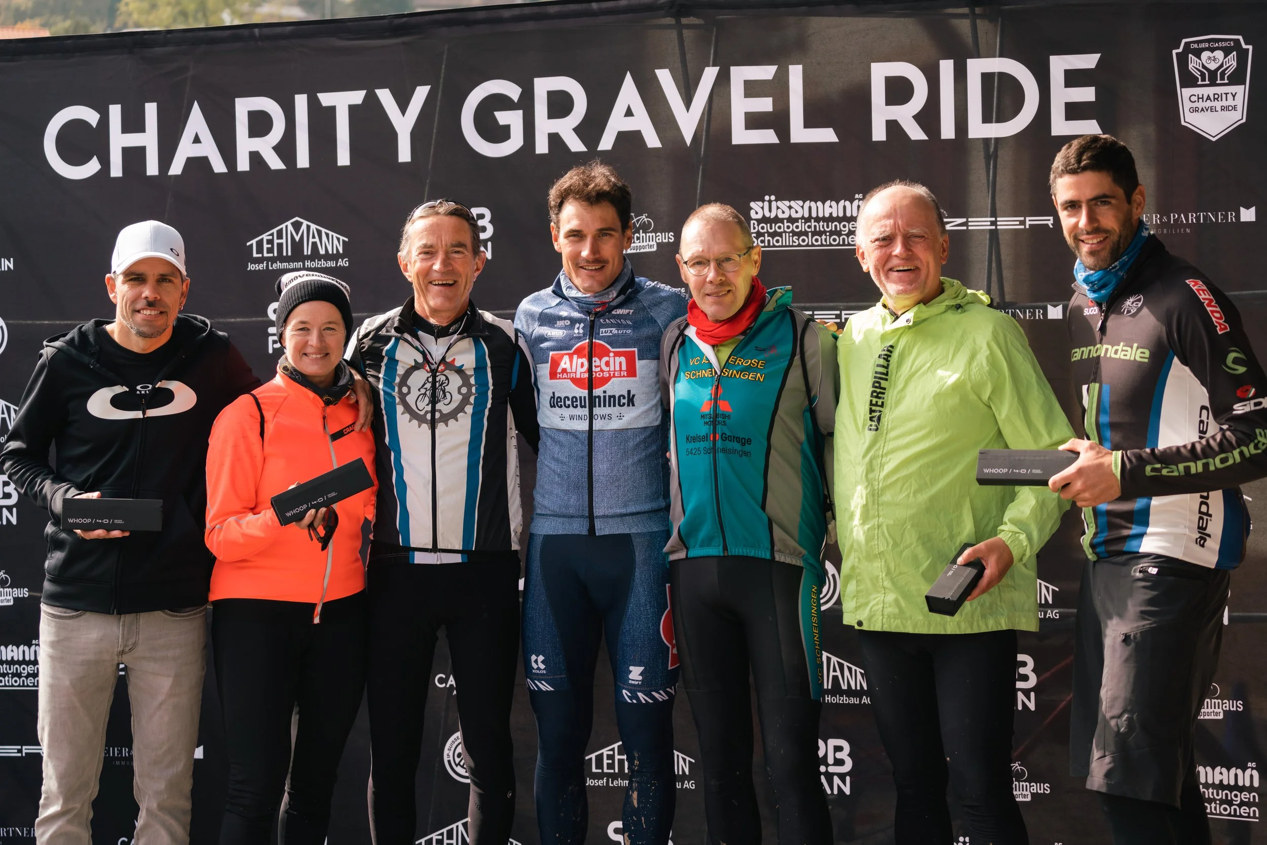Gruppe von Radfahrern bei Charity Gravel Ride