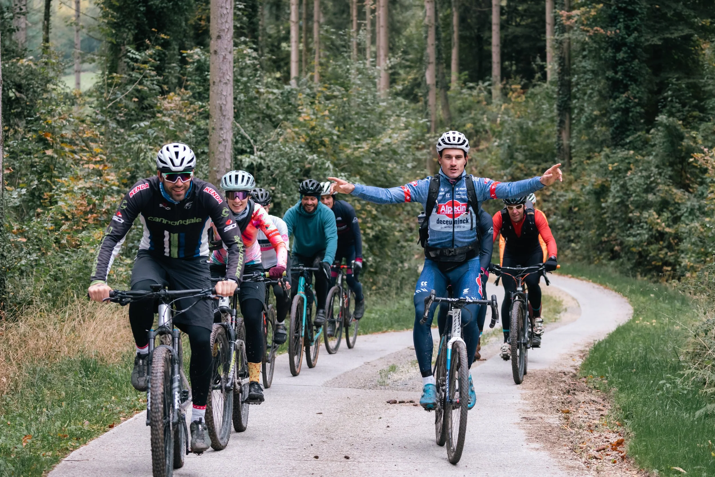 Silvan Dillier und weitere Teilnehmer des Charity Gravel Rides fahren durch die herbstliche Landschaft auf einer Gravel Strasse.