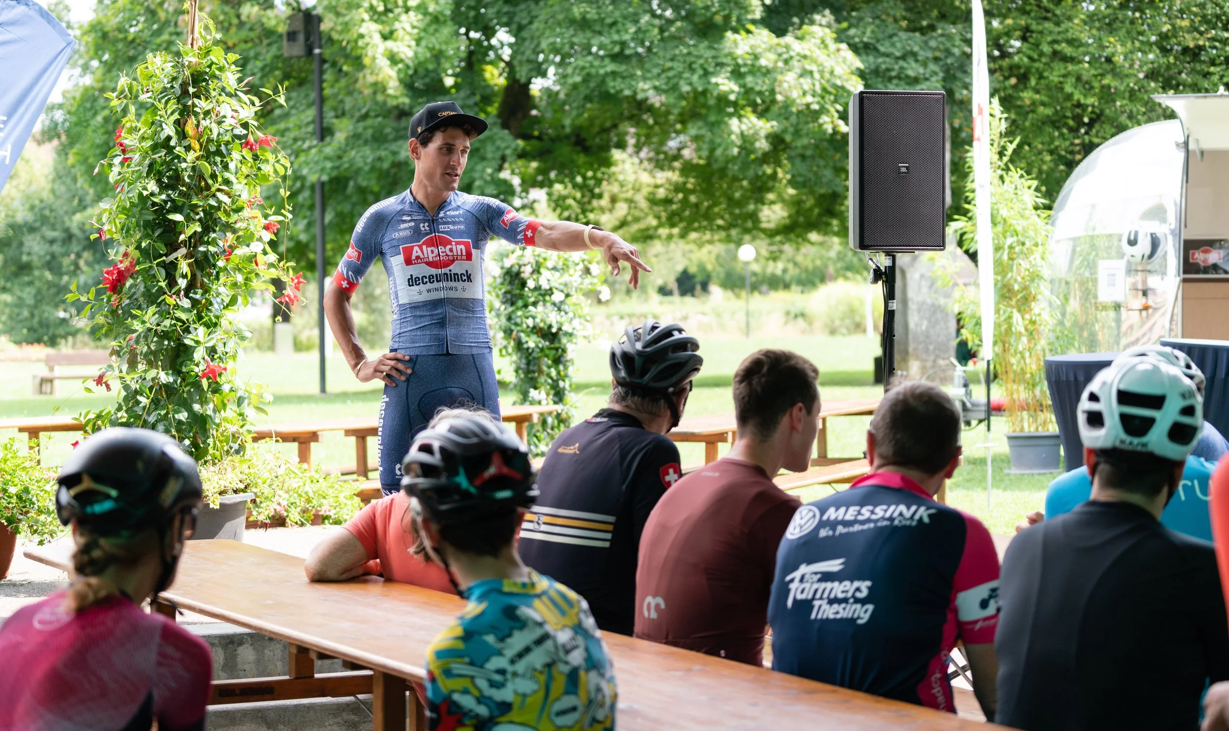 Silvan Dillier erklärt den Ablauf des Warm Up Rides im Rahmen des First Class Weekends. Silvan trägt ein Cap von Captain Attitude.