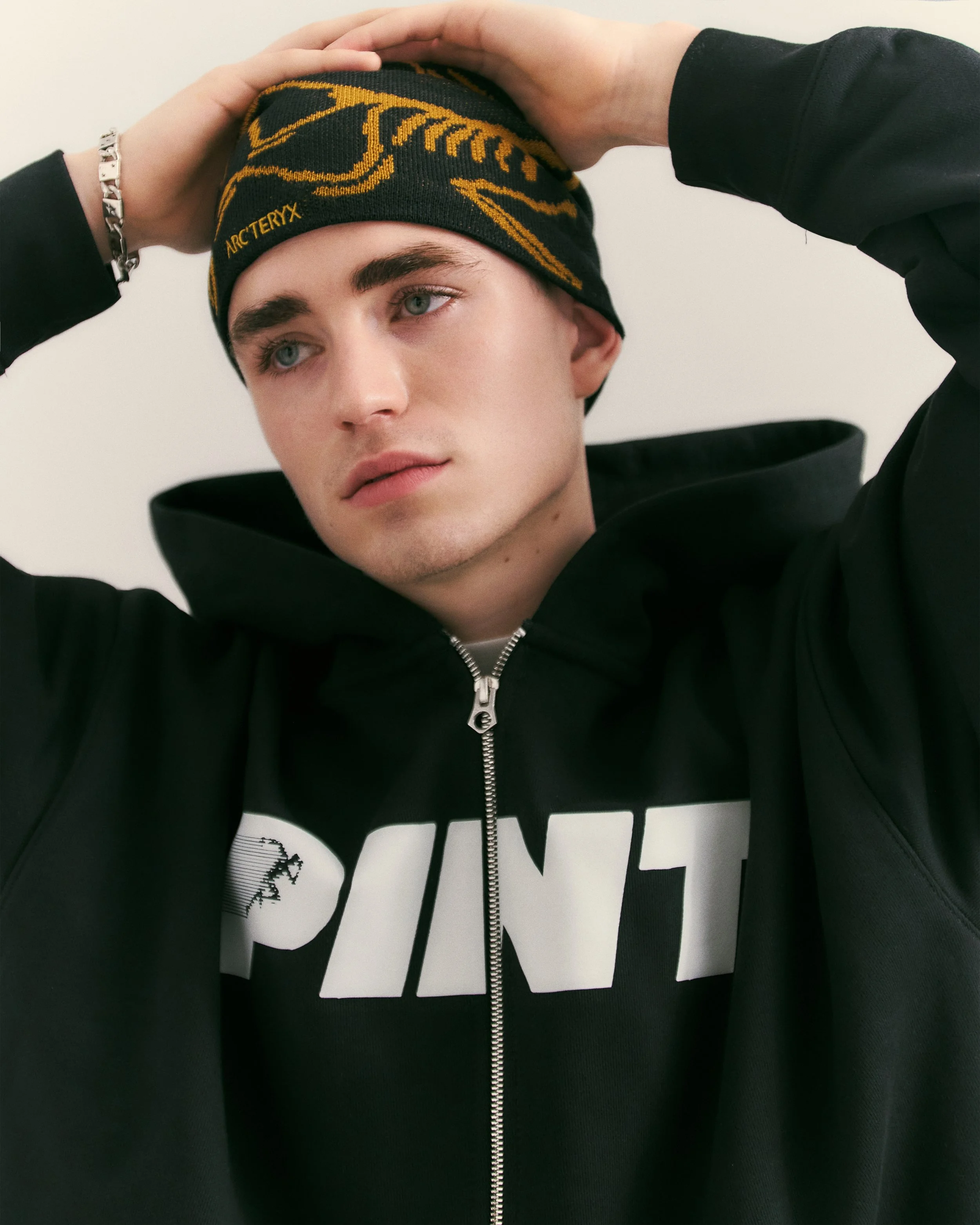 END. "PRESENTS" PUB LOOKBOOK