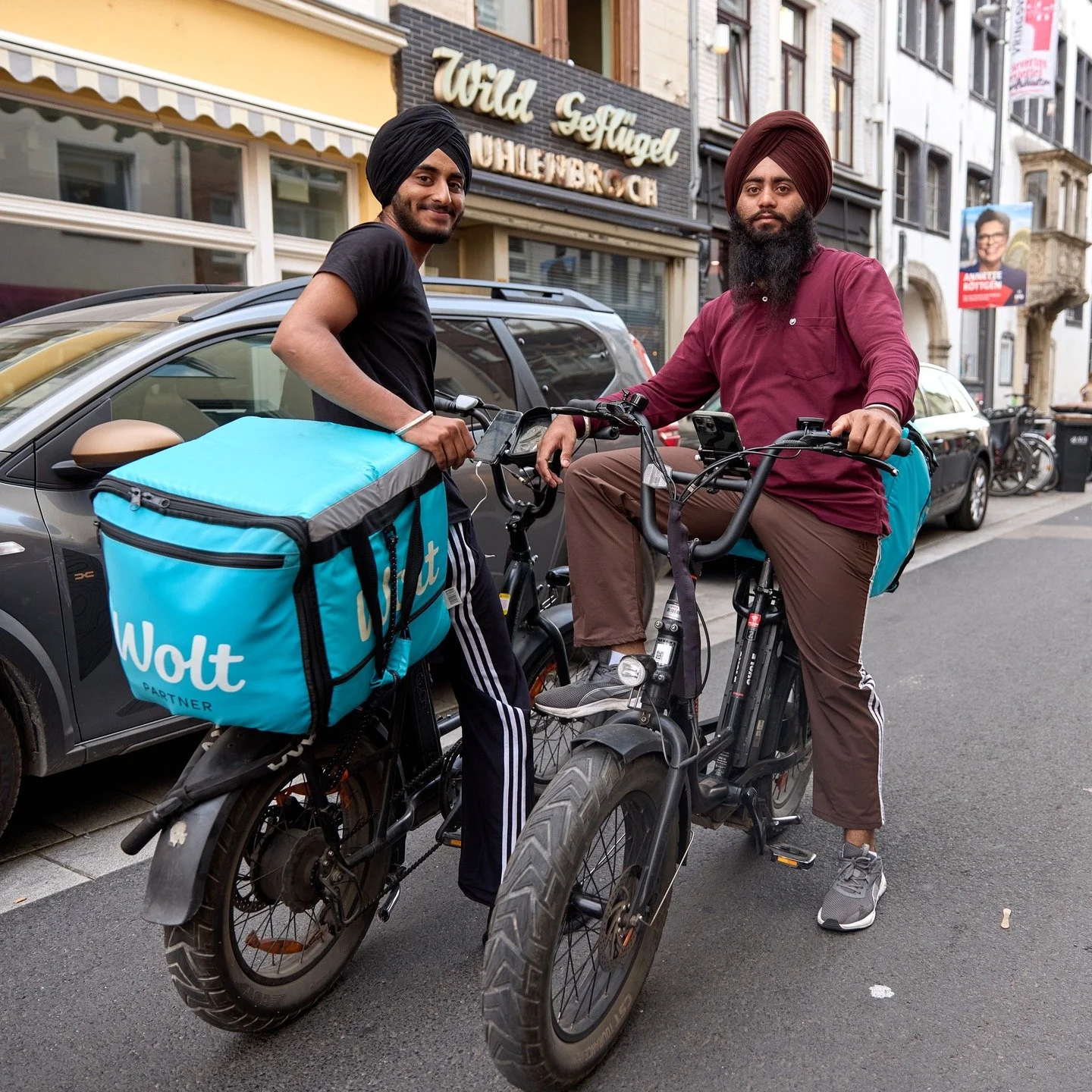 Jeden Tag gegen 18 Uhr verändert sich das Strassenbild in der Kölner Südstadt. Nicht nur die Lieferanten auch ihre E-Bikes sind echte Hingucker. #streetphotographyinternational #streetphotography #cologne #südstadt #2025