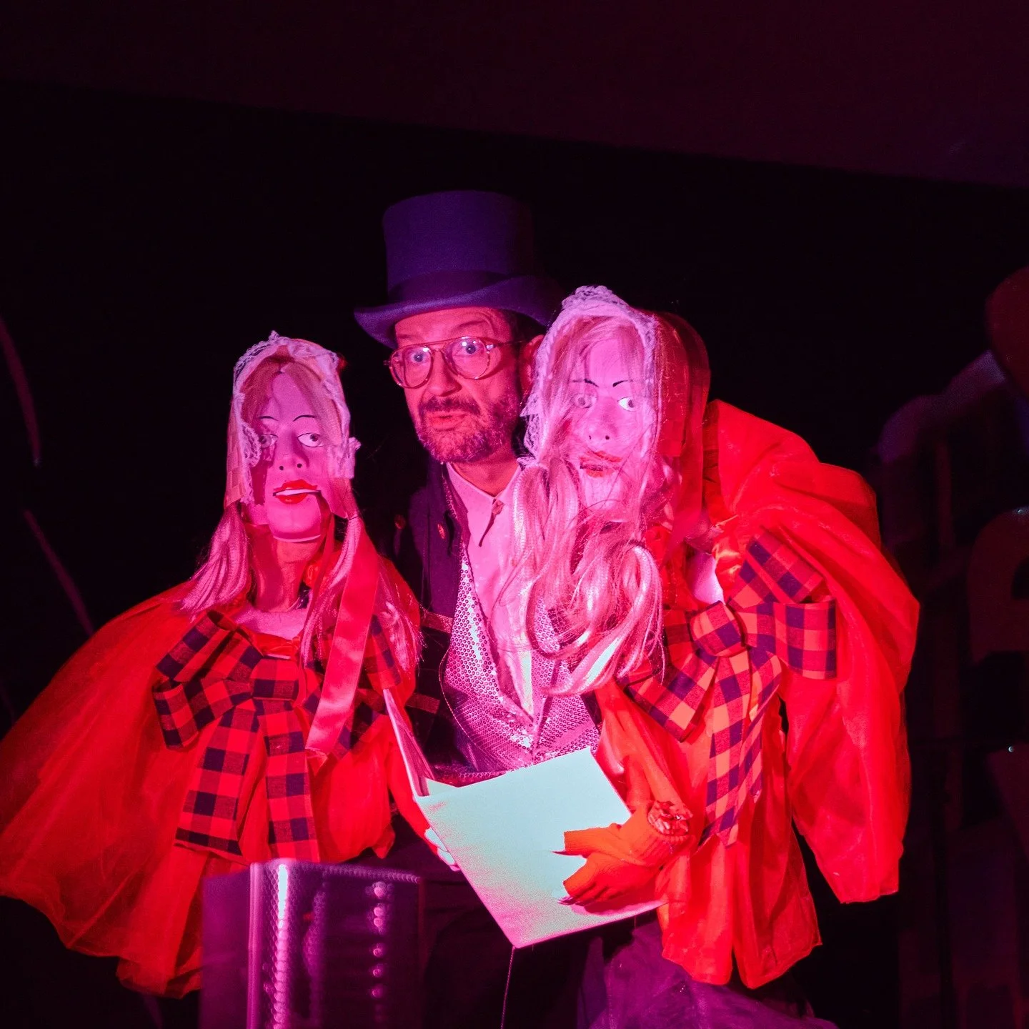 Claus Richter ist ein unglaublich origineller und grossartiger K&uuml;nstler. Seine inzwischen j&auml;hrlichen Weihnachtsshows im K&ouml;lnischen Kunstverein, bei dem er als Entertainer auftritt, sind so charmant und lustig und das alternative Highli