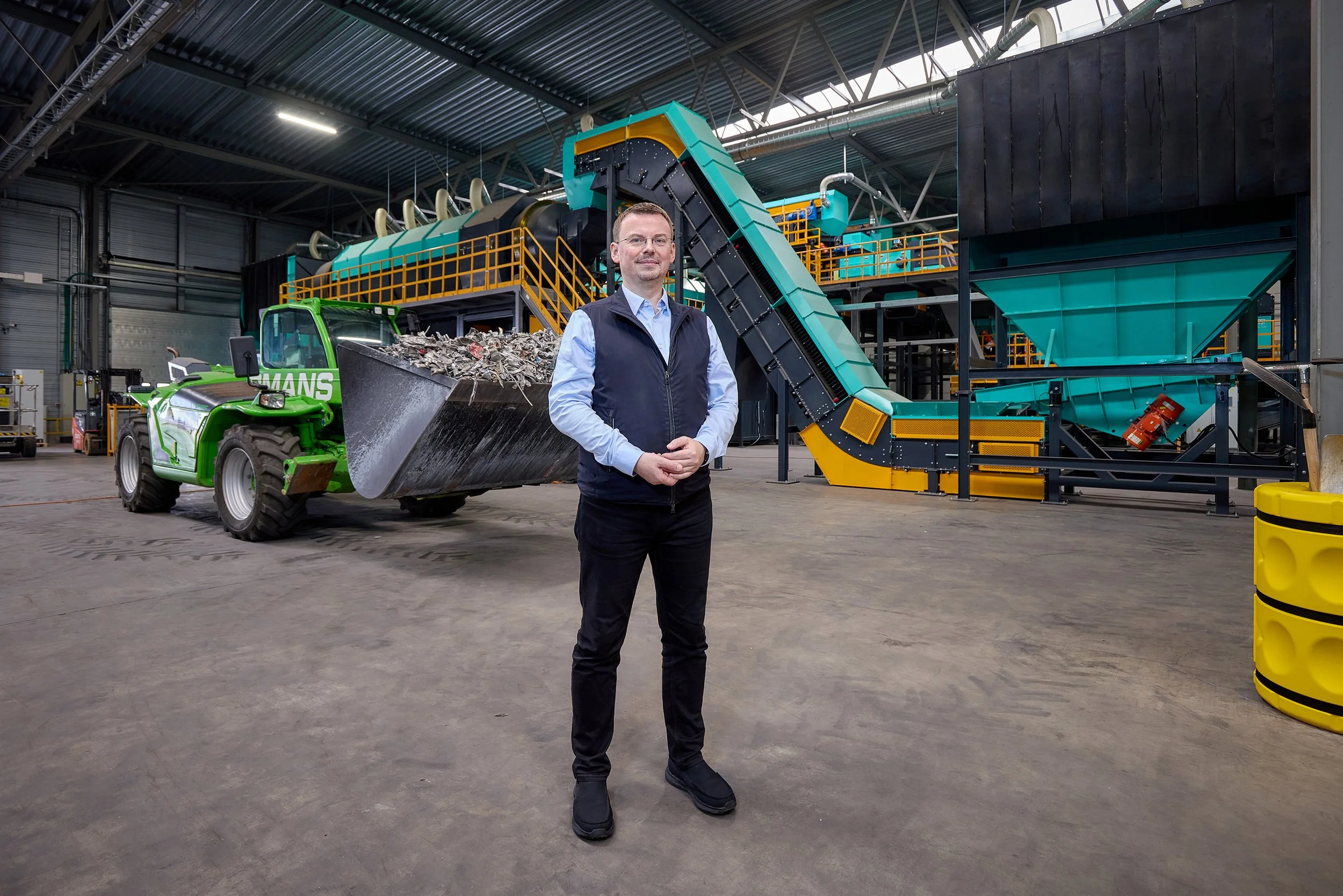 Industriefotografie_Fotostudio_Rainer_Holz_Geschäftsführer_portrait_Industriehalle_Bagger.jpg