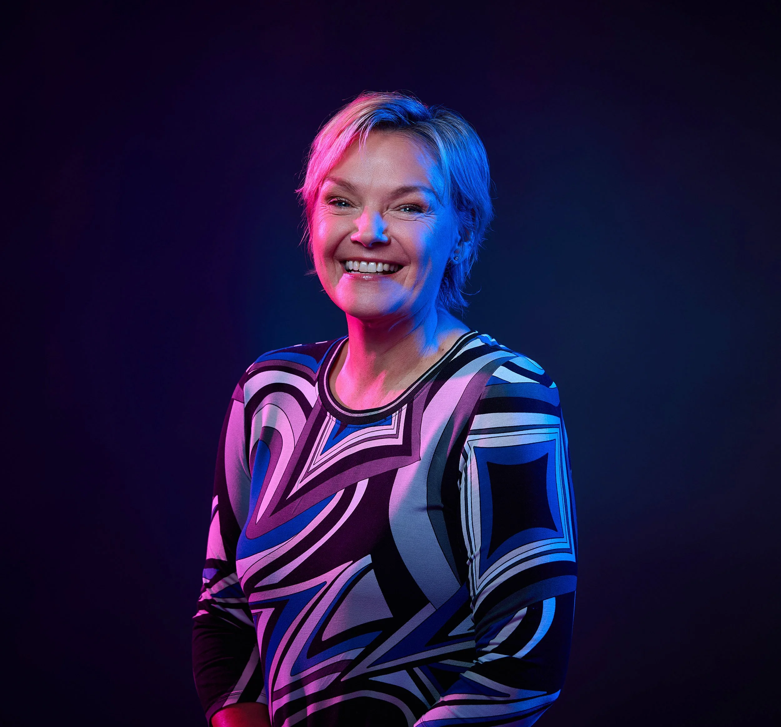 Portrait in rot und blau, corporate Headshot für Wärme/ Kältetechnik Unternehmen