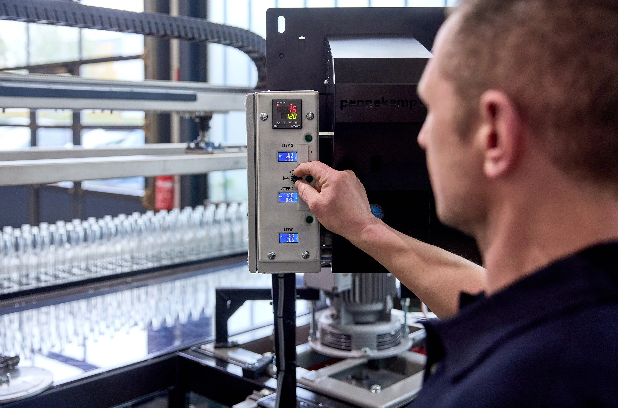 Arbeiter an Flaschensortieranlage