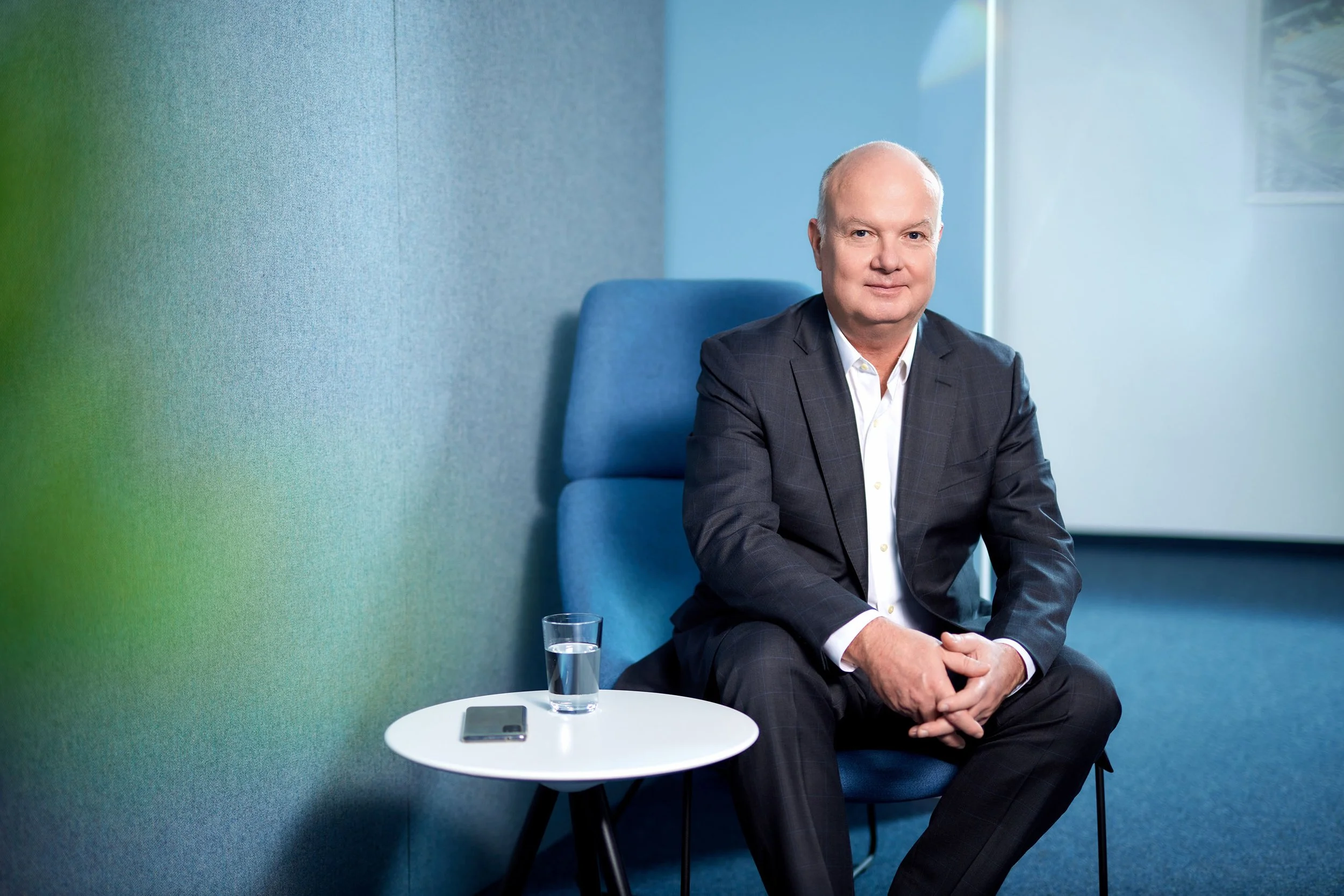 Geschäftsführer Portrait corporate Headshot, blaue Lichstimmung