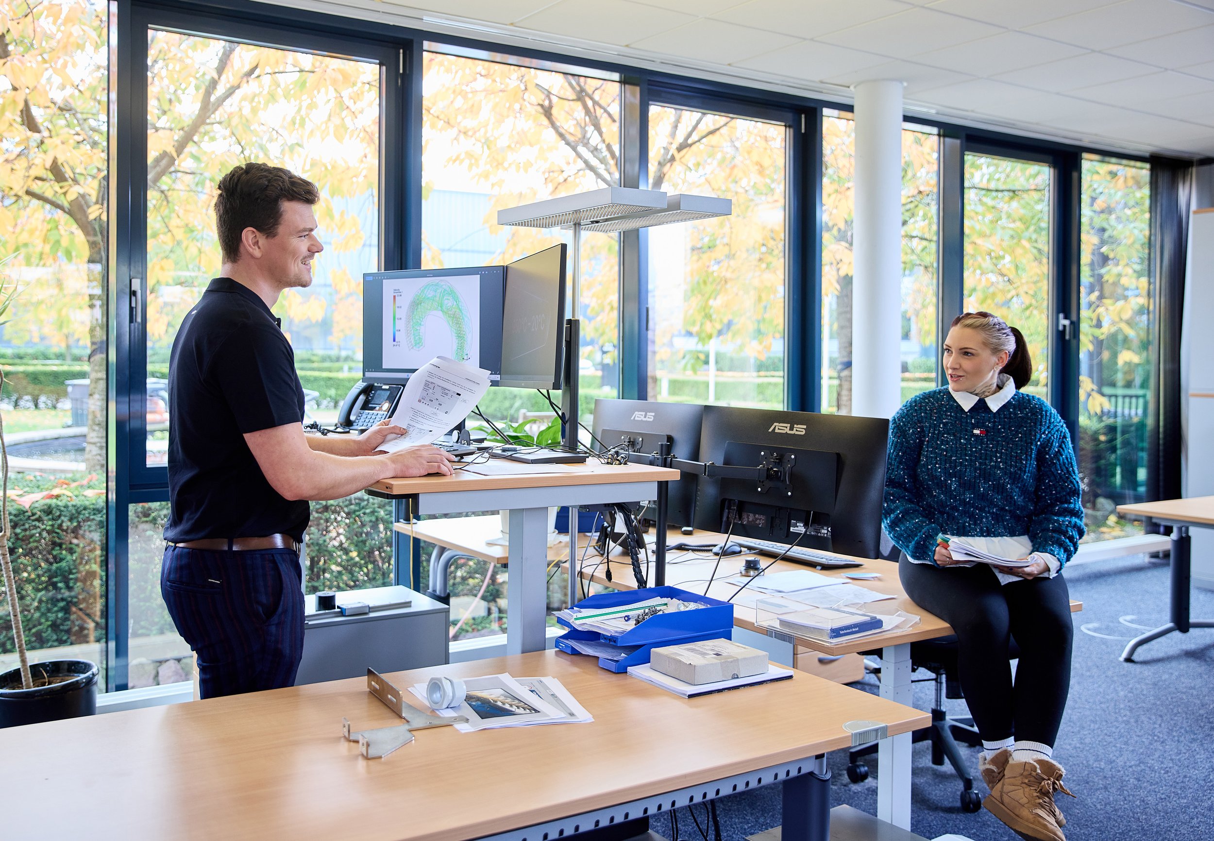 Bürofoto in hellem Büro