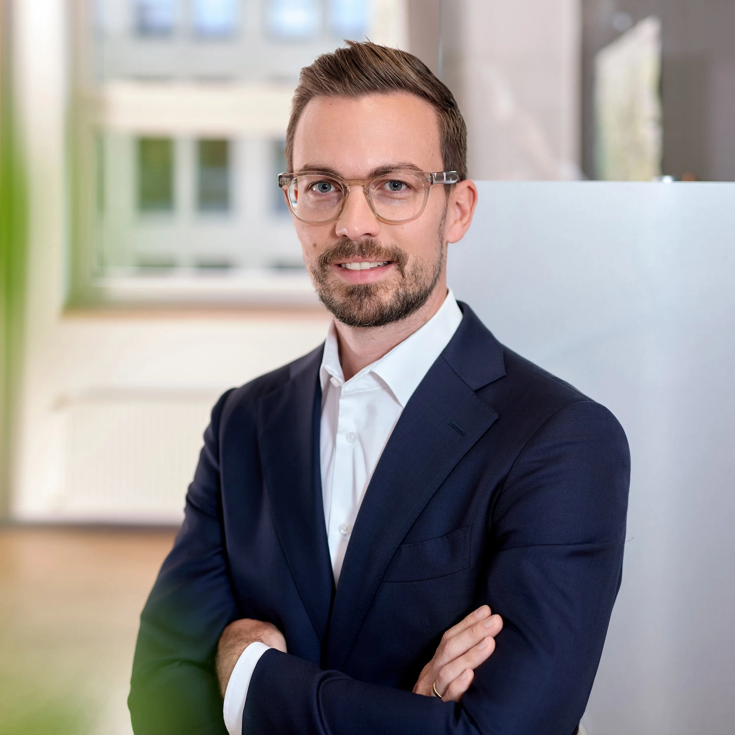 Corporate  Portrait von Mitarbeiter in modernem Büro
