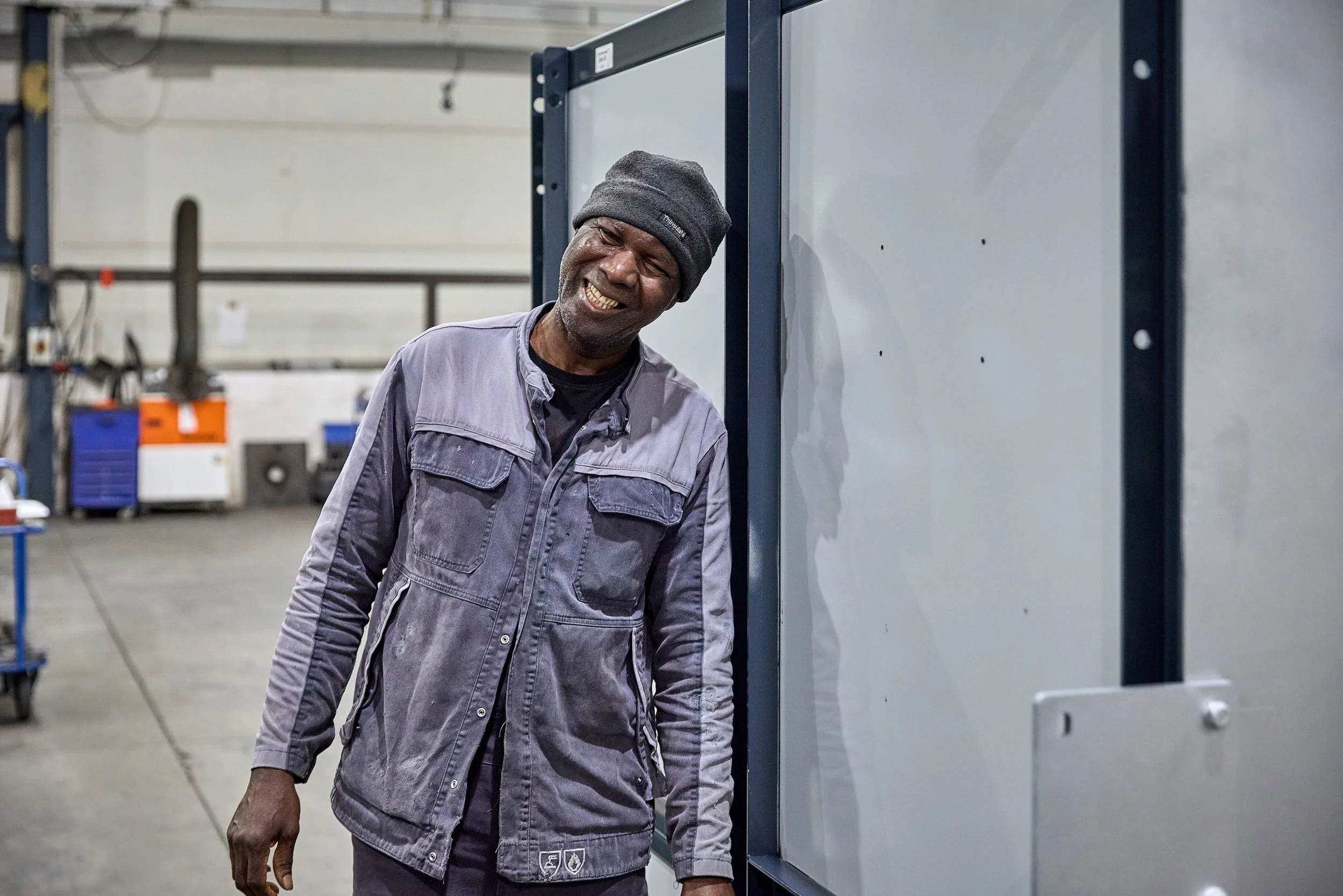 glücklicher Arbeiter in Industriehalle