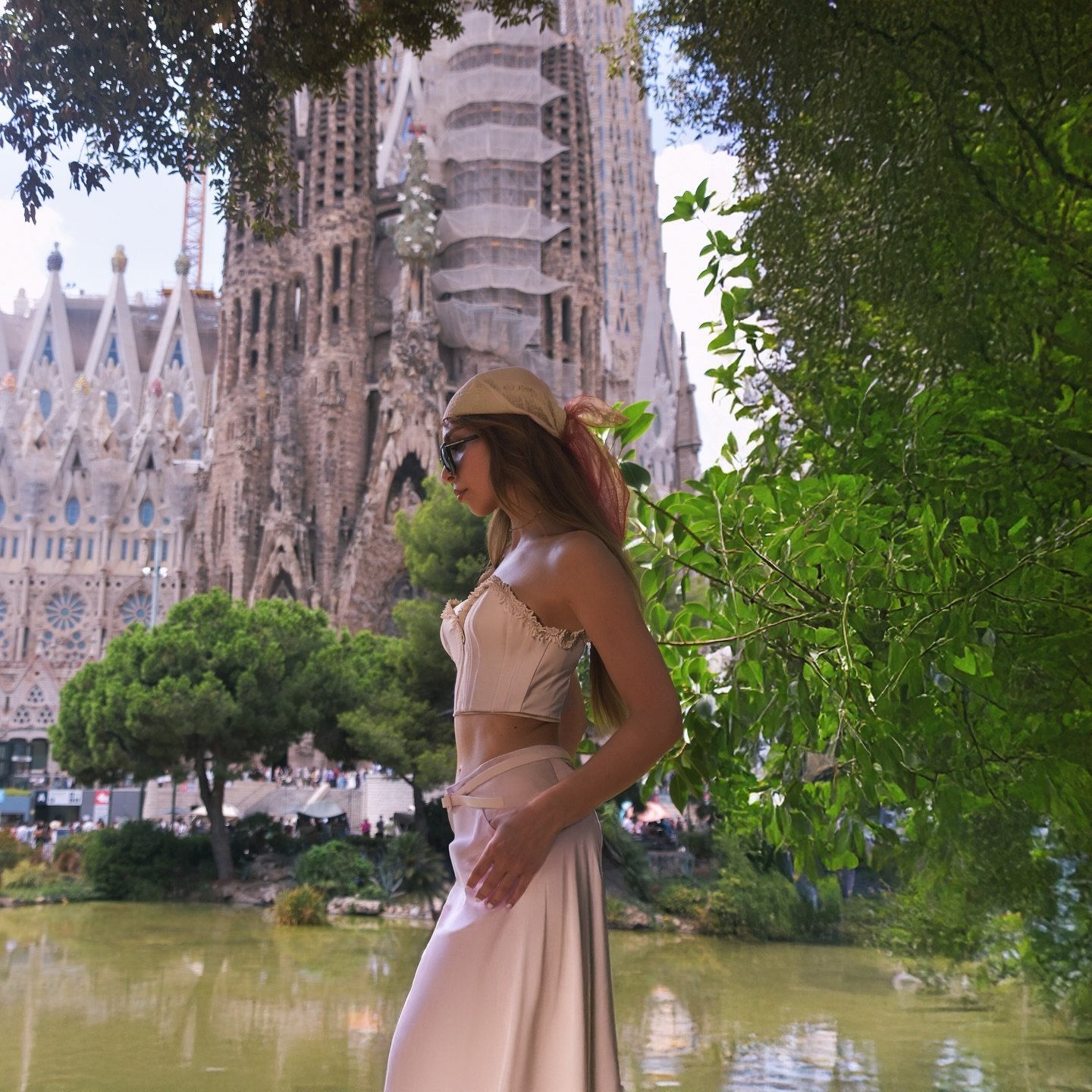 I was in the mood for elegant but laid-back today. The headscarf adds that effortless vibe, the corset-style crop top with feminine yet edgy details, and of course, the flowy skirt. And yes, it has a pocket. 🤍