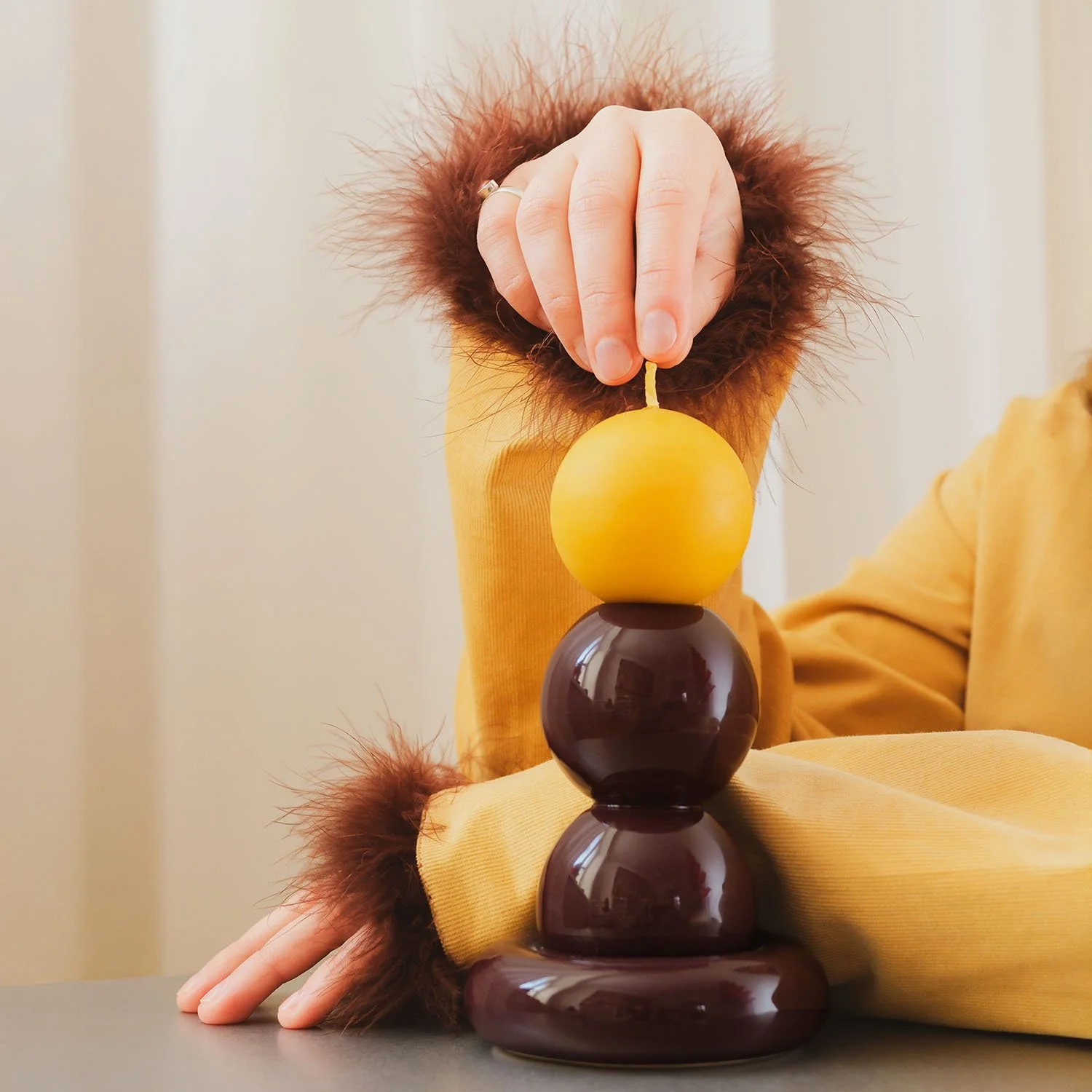 Świecznik ADAM I EWA Plum z kulistą świeczką AUURA Golden z naturalnego wosku pszczelego, w aranżacji wnętrzarskiej.