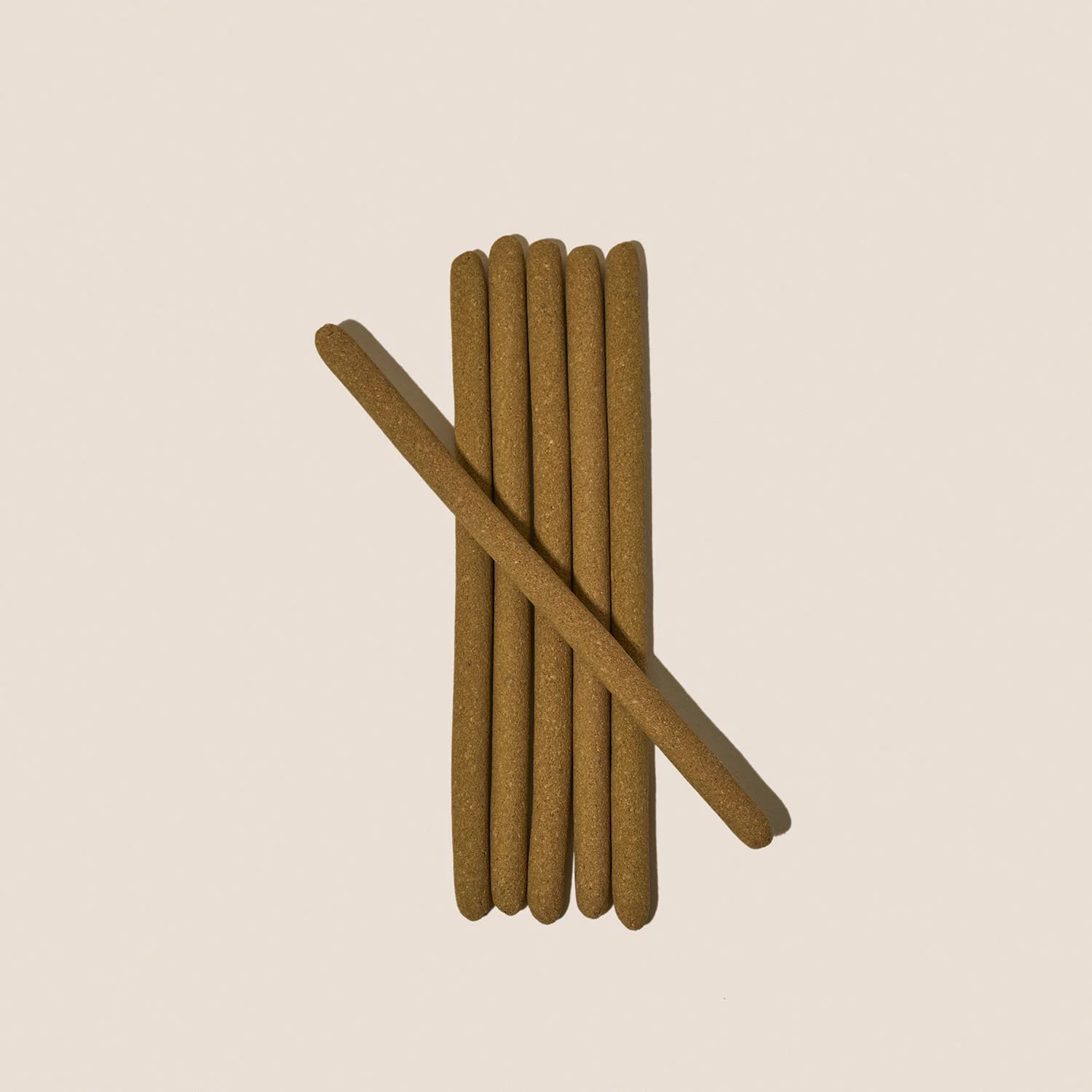 Kadzidła o zapachu matcha i mogra ułożone luzem.