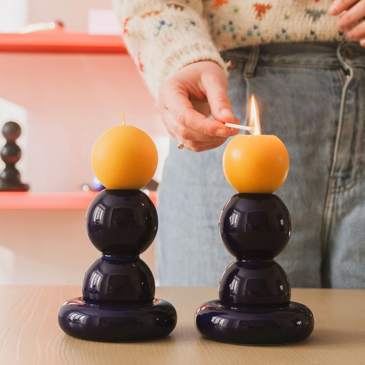 Świeczniki ADAM I EWA Navy z kulistymi świeczkami AUURA Golden z naturalnego wosku pszczelego, moment zapalania świeczek.