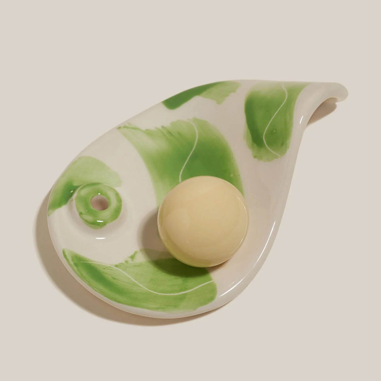 Podstawka na kadzidła AUURA z ręcznie malowanym wzorem matcha i kremową kulką, ujęcie poziome.