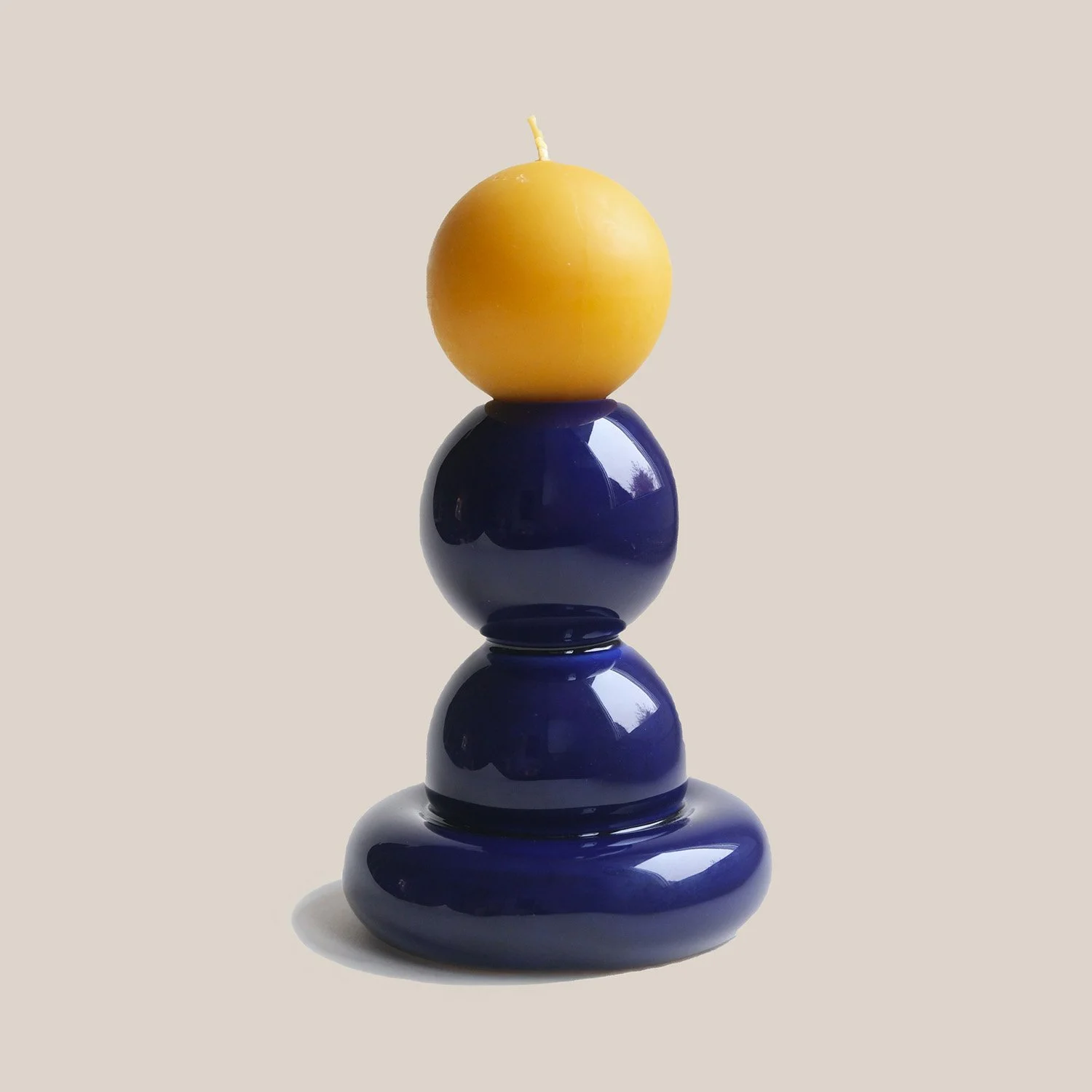 Świecznik ADAM I EWA Navy z kulistą świeczką AUURA Golden z naturalnego wosku pszczelego.