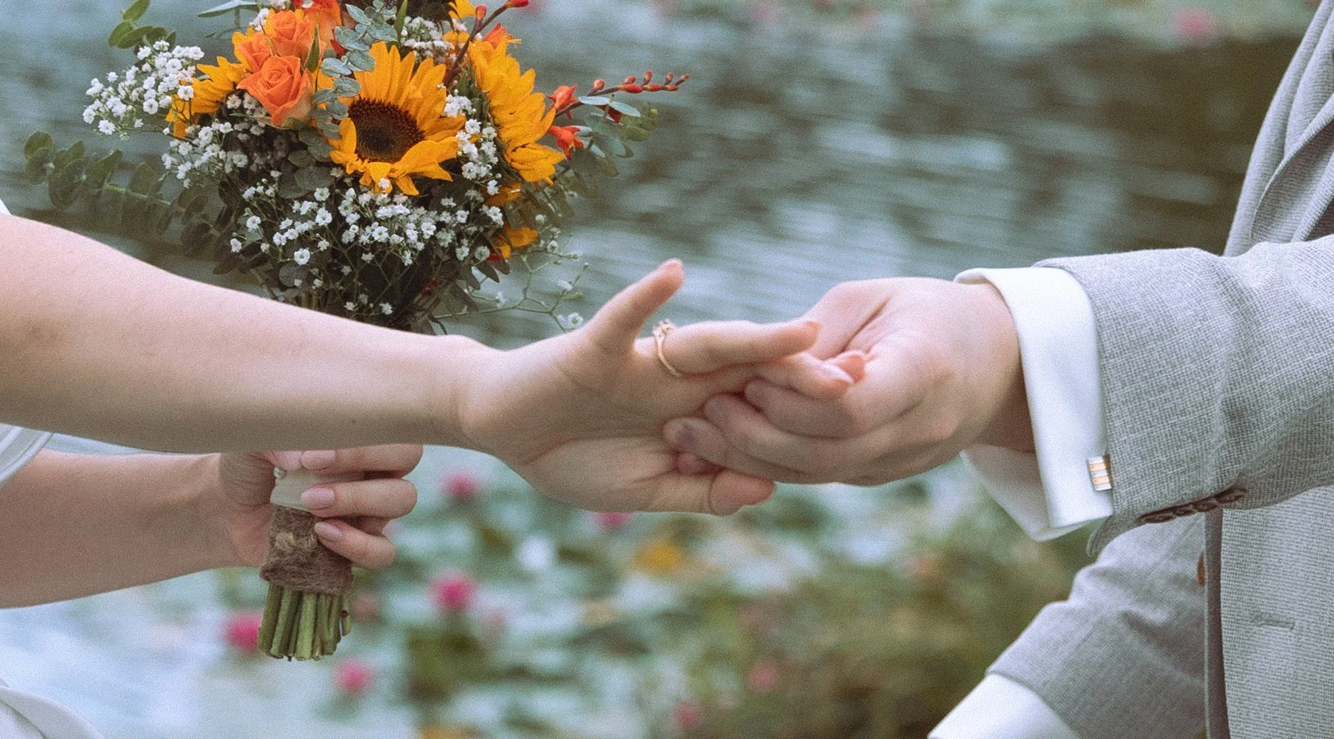 Cinematische trouwfotografie. Filmische stijl detail handen.