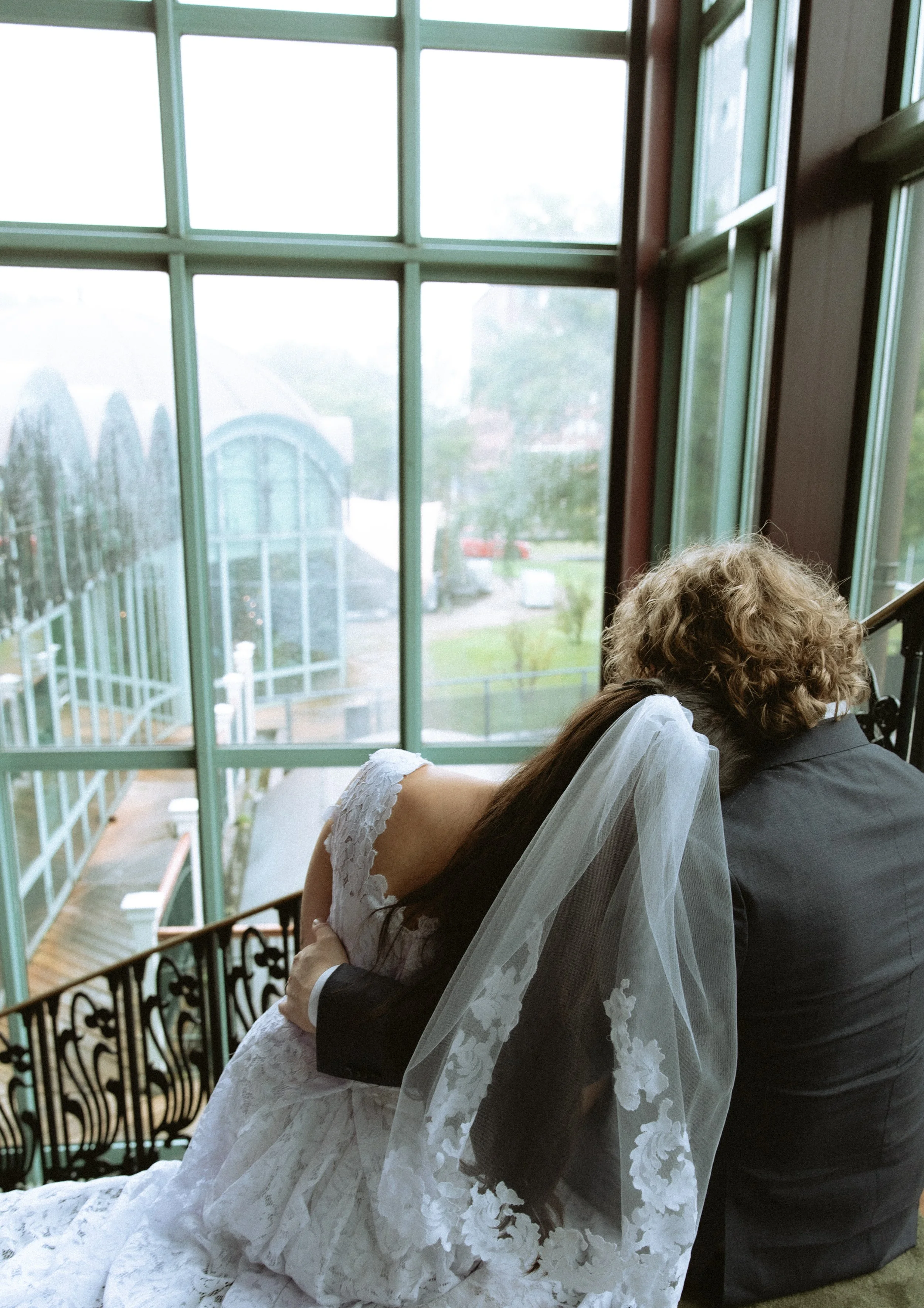 Cinematische trouwfotografie. Filmische stijl koppel op trap zittend.