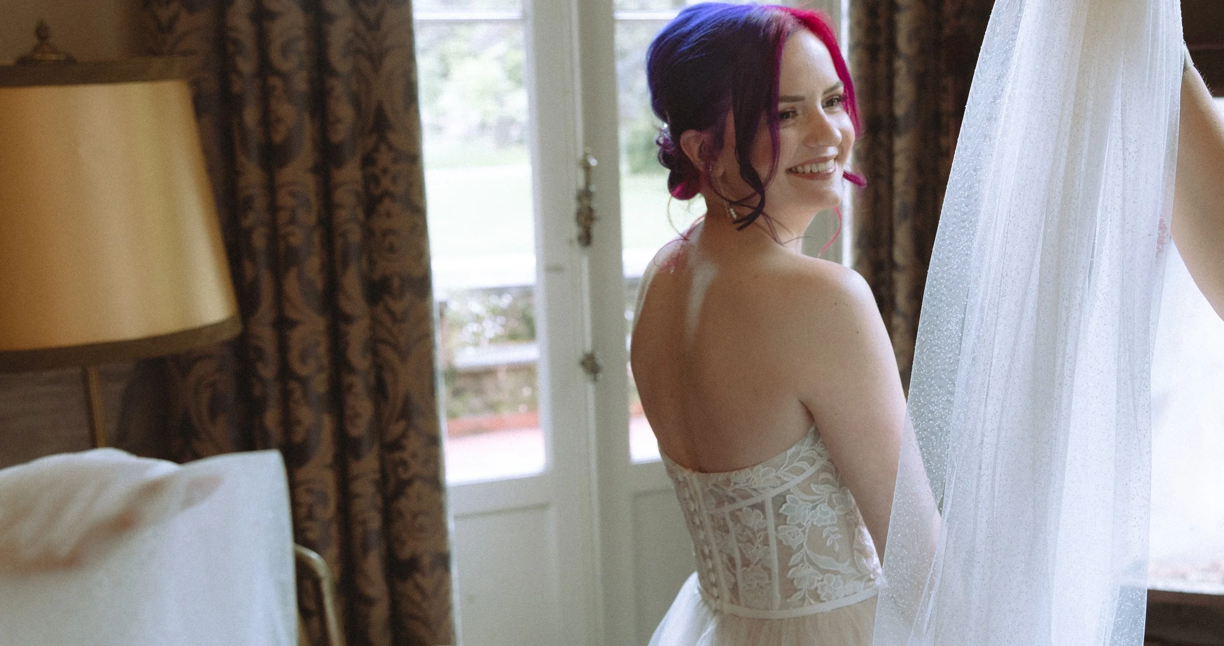 Cinematische trouwfotografie. Filmische stijl sluier omdoen.