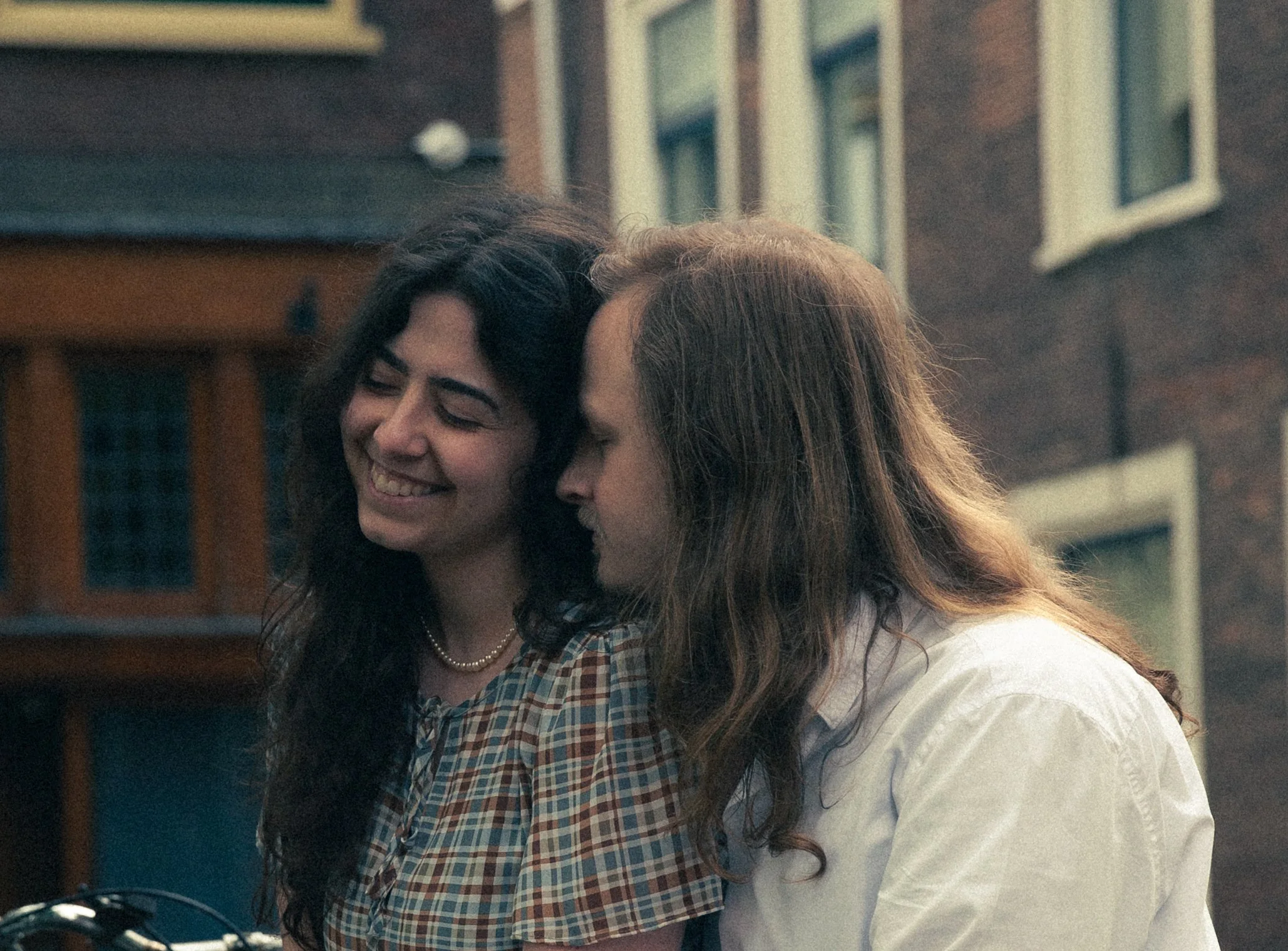 Cinematische koppelfotografie. Filmische stijl koppel.