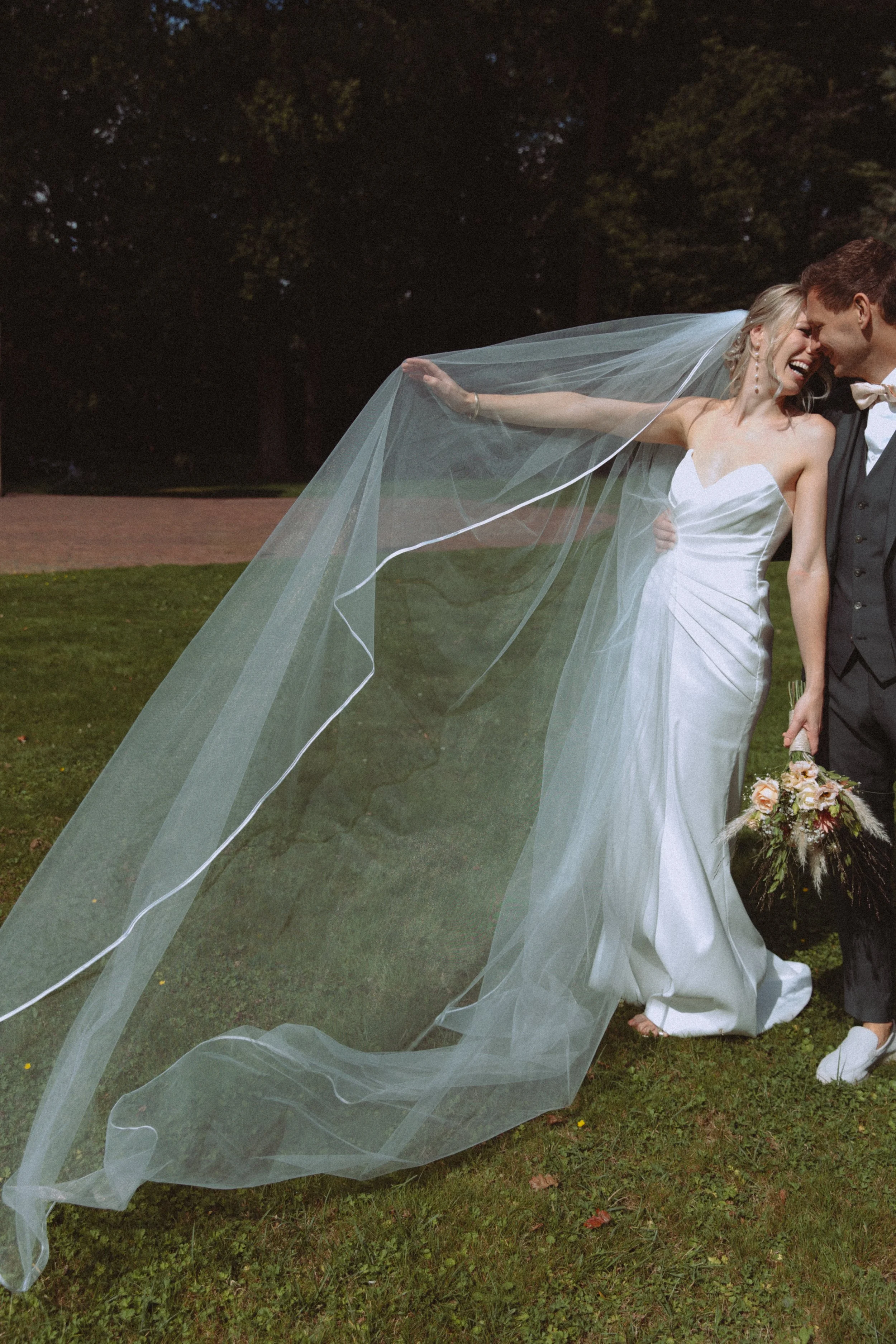 Cinematische trouwfotografie. Filmische stijl portret koppel..