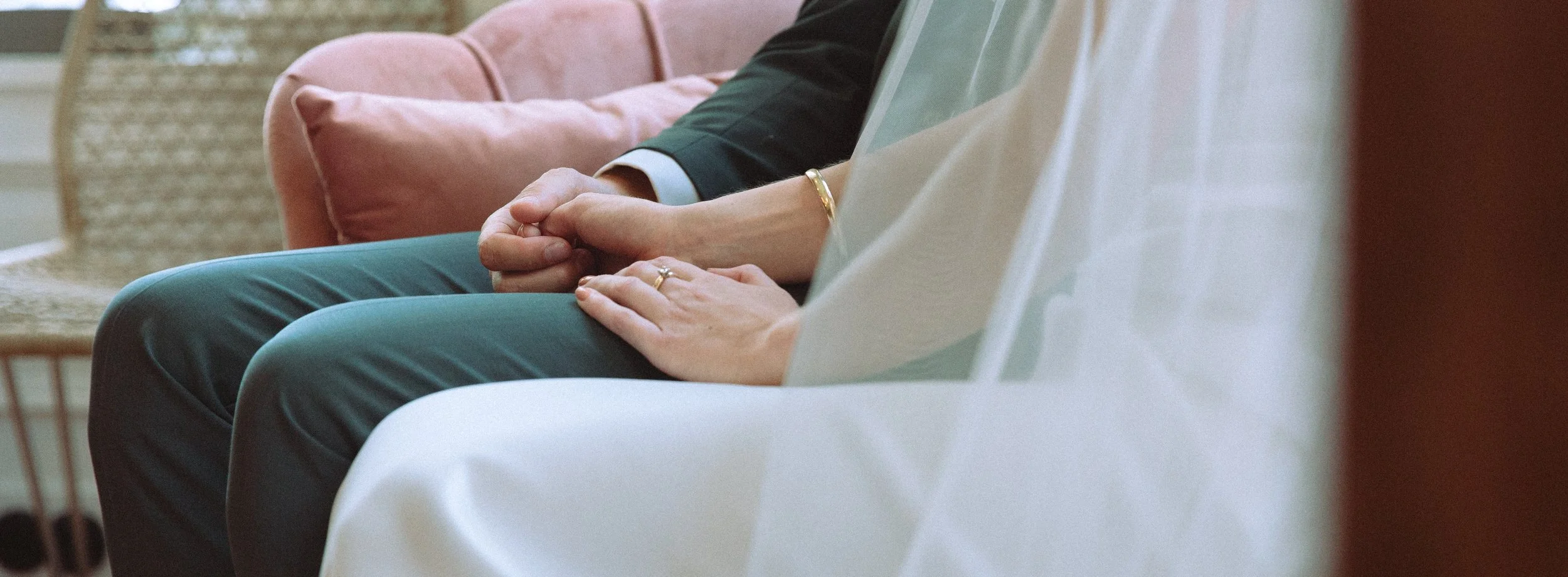 Cinematische trouwfotografie. Filmische stijl koppel closeup handen.