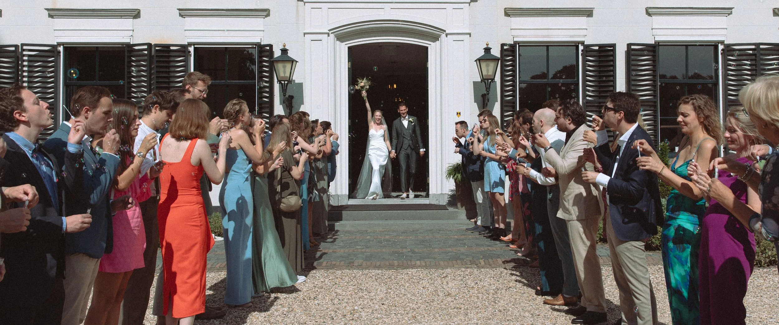 Cinematische trouwfotografie. Filmische stijl koppel.