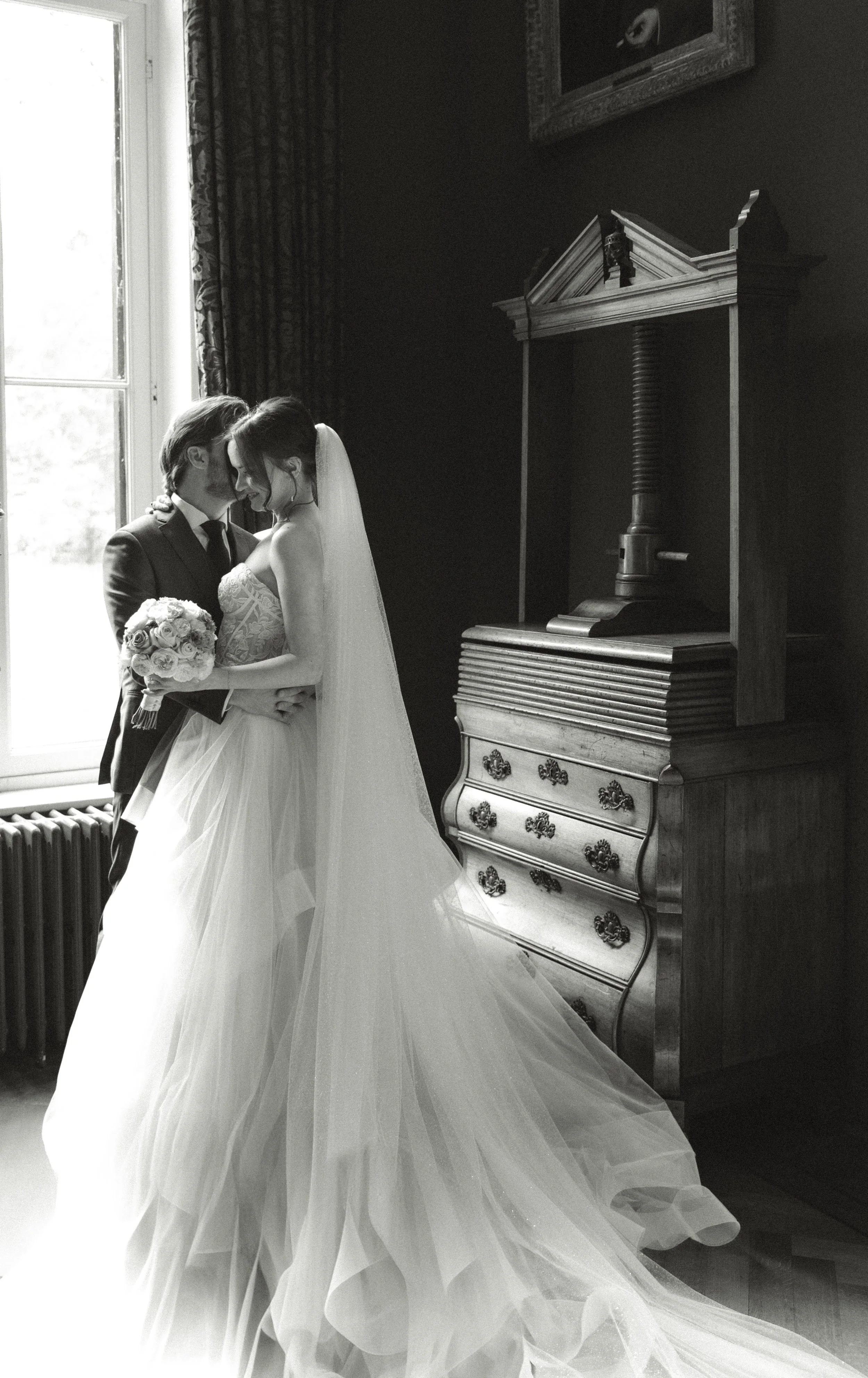 Cinematische trouwfotografie. Filmische stijl portret koppel.