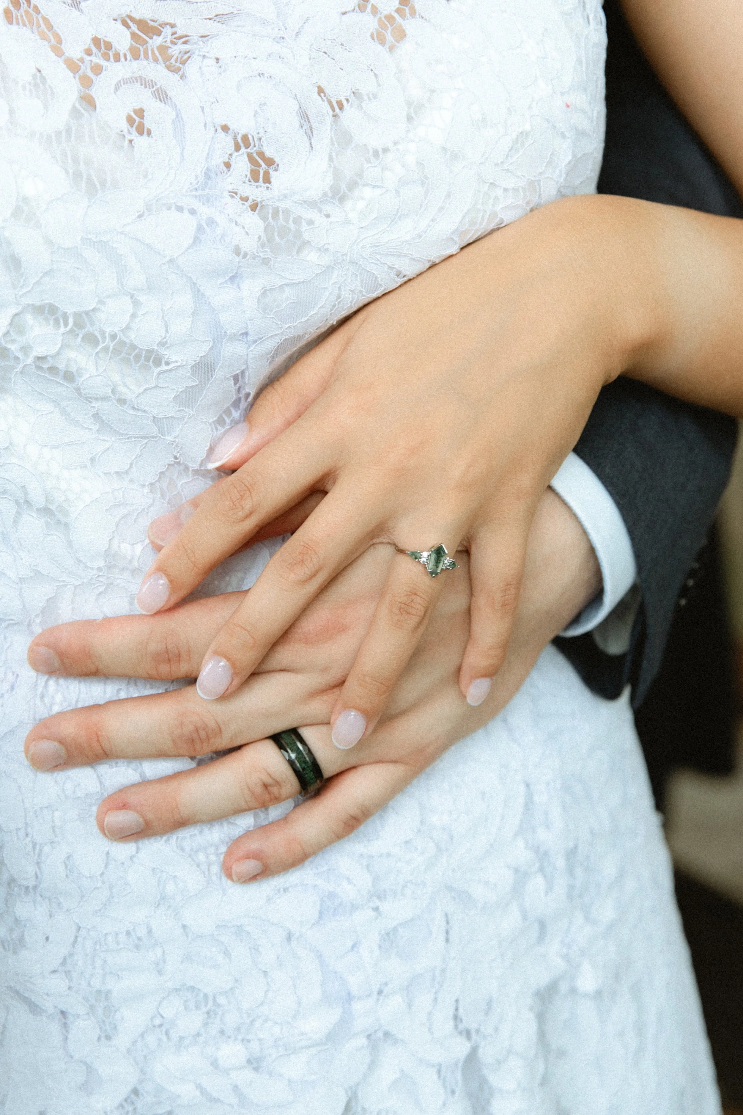 Cinematische trouwfotografie. Filmische stijl closeup handen.