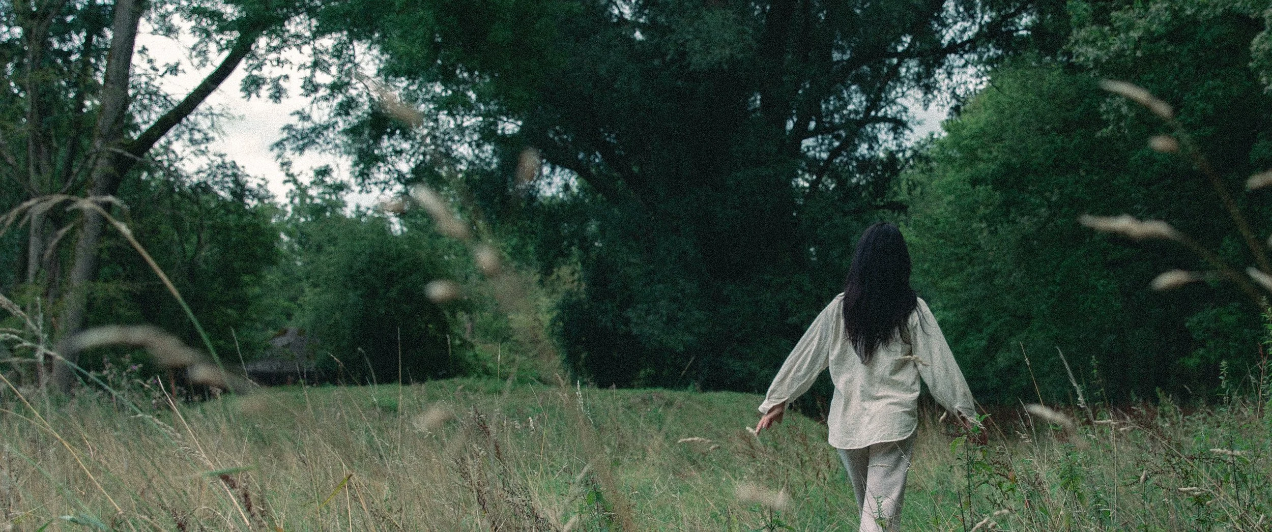 Cinematische portretfotografie. Filmische stijl portret in bos.