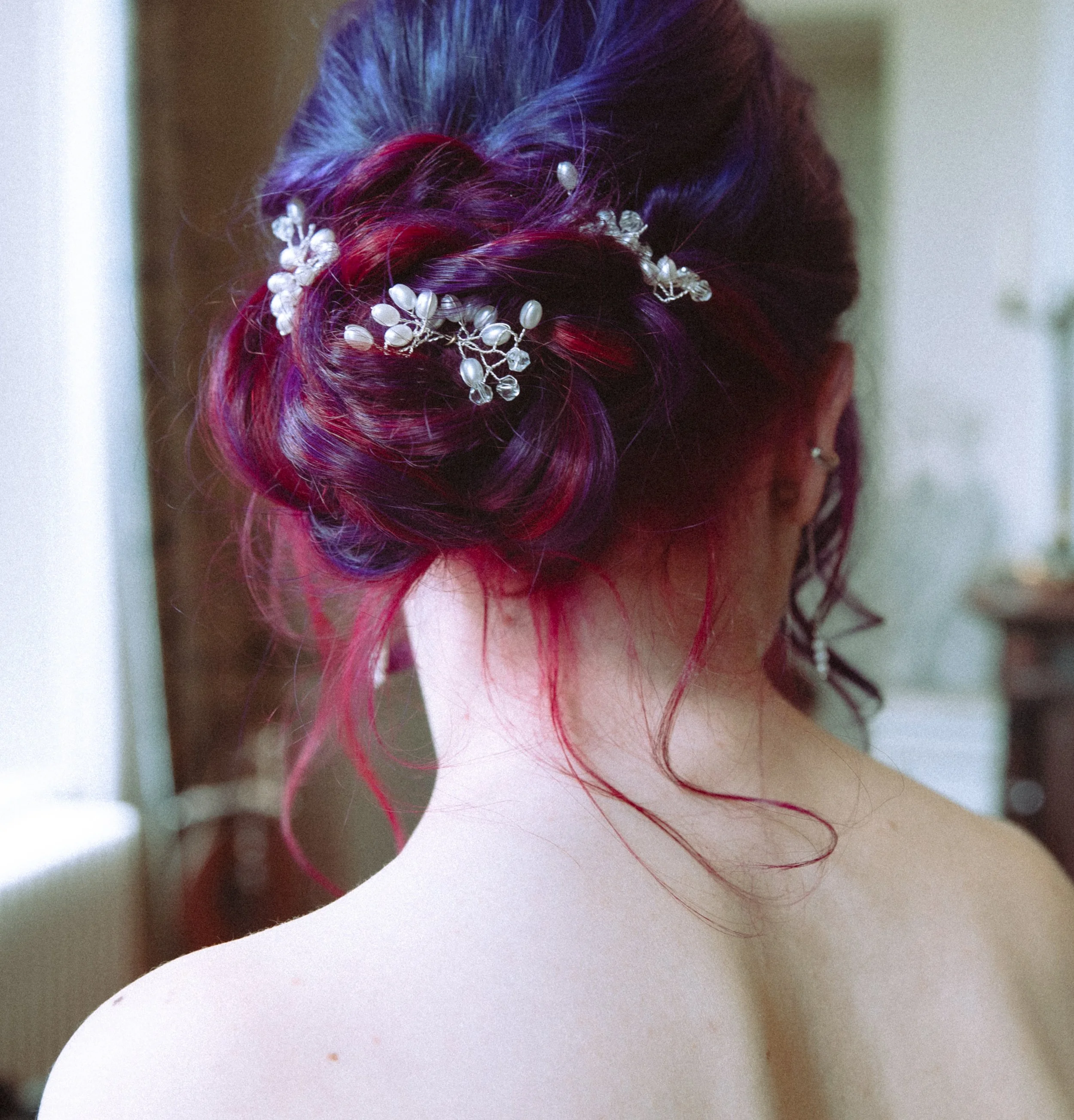 Cinematische trouwfotografie. Filmische stijl detail haar.