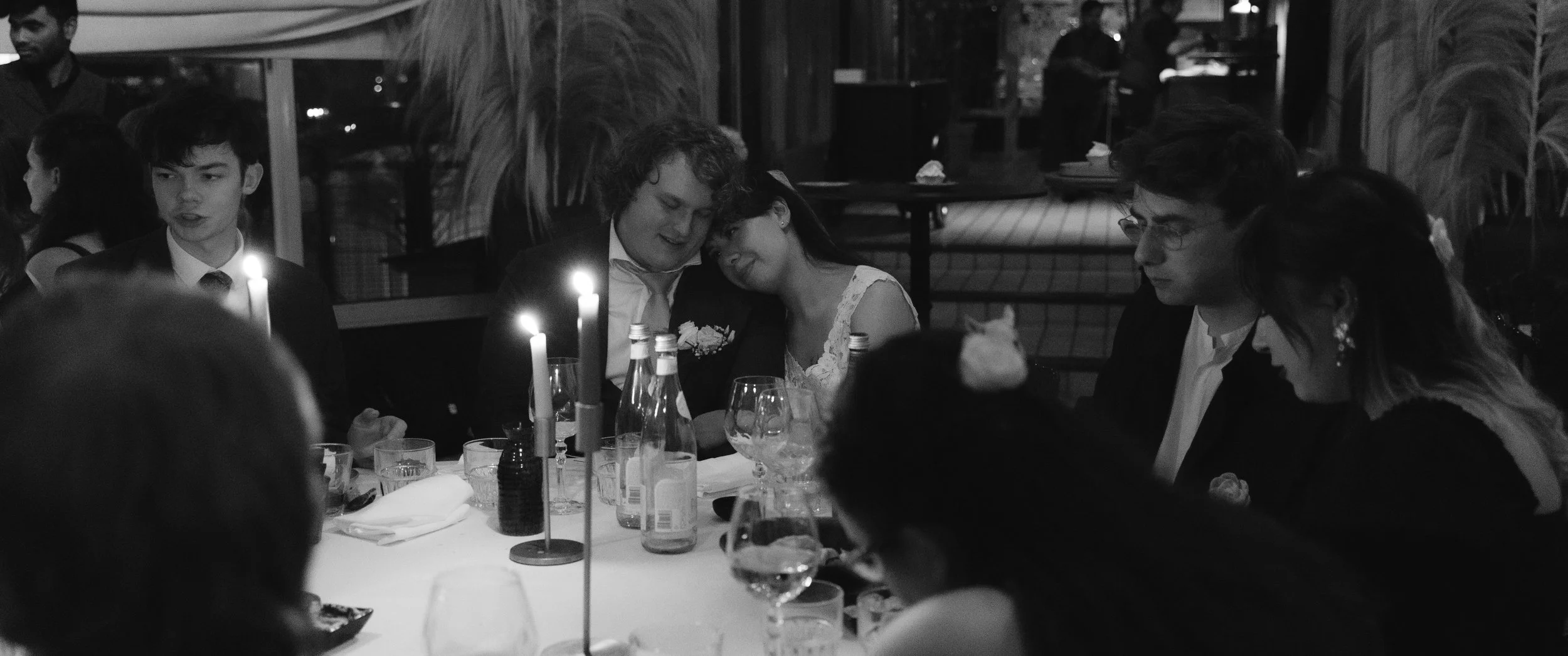 Cinematische trouwfotografie. Filmische stijl koppel diner bij kaarslicht.