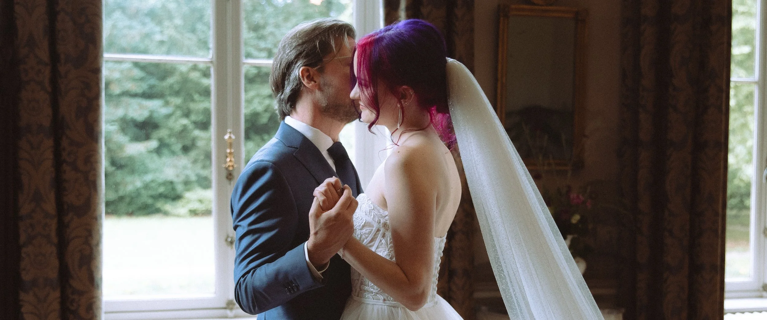 Cinematische trouwfotografie. Filmische stijl omhelzing koppel.