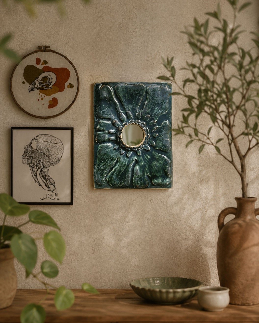 Miroir en gr&egrave;s &eacute;maill&eacute;.
Apr&egrave;s l&rsquo;installation de mon nouvel atelier&hellip; disons que le temps a pris son temps.

Il a fallu que je retrouve o&ugrave; j&rsquo;avais rang&eacute; mes id&eacute;es et une fois retrouv&e