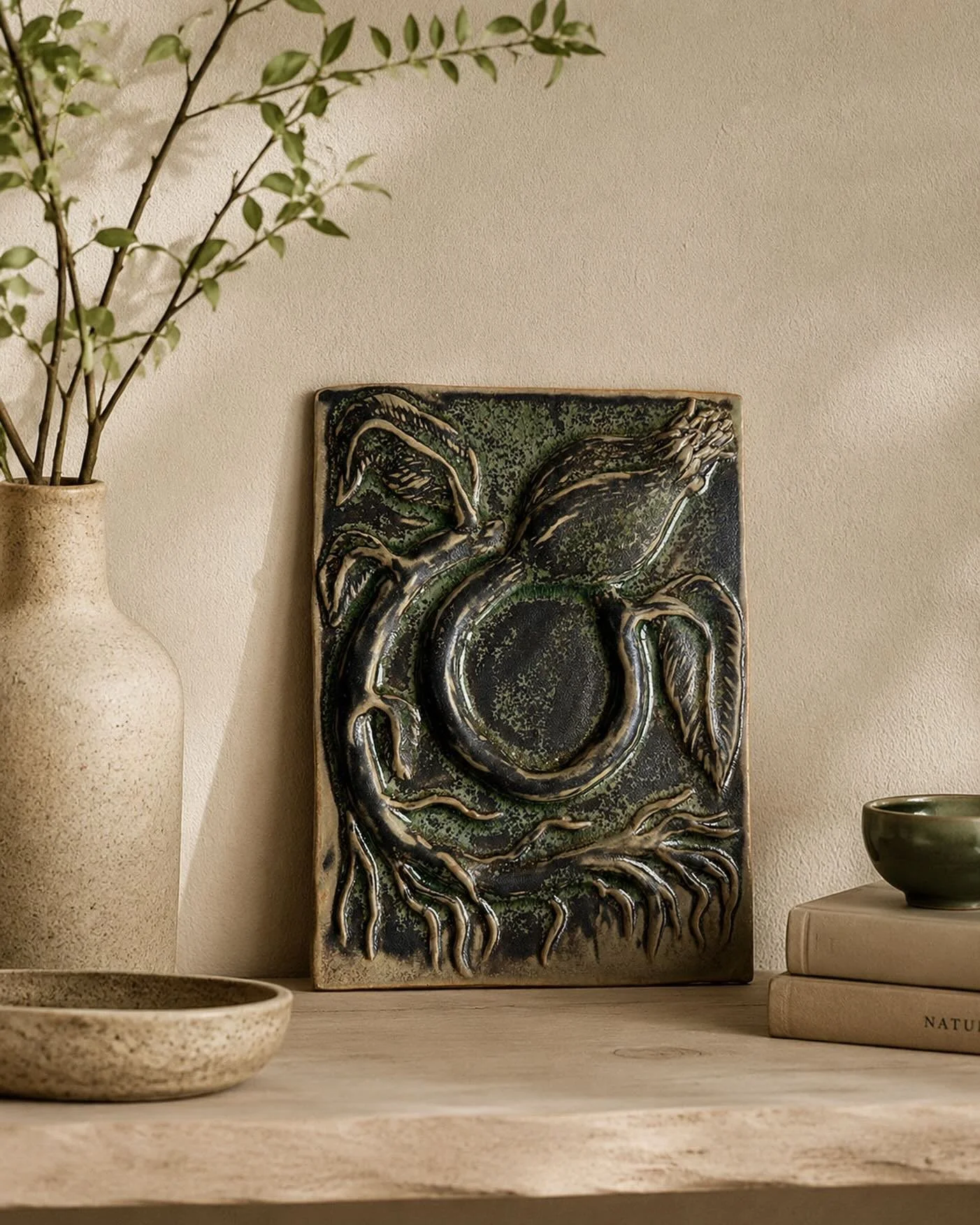 Petit tableau en gr&egrave;s &eacute;maill&eacute;.

Un tableau qui ne fait pas de bruit, mais qui pousse doucement dans le regard.

Un carreau de terre cuite qui laisse grimper les racines, tourne en rond sans s&rsquo;ennuyer, et invite un peu de na