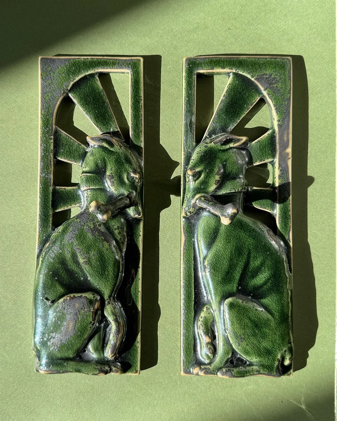 Duo de chiens
Plaques d&eacute;coratives en gr&egrave;s blanc &eacute;maill&eacute;.
\\**RESERVE**// infos en mp
.
.
.
.
.
#ceramic #decoration #faitmain #artisan