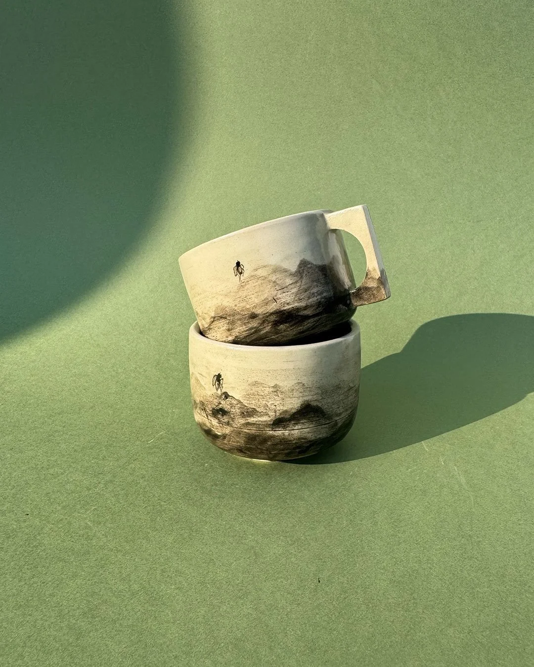 \\**DISPOS**//
Tasses en gr&egrave;s blanc &eacute;maill&eacute;es.
&Agrave; chacun sa mouche
.
.
.
.
.
.
.
.
#coffeetime #ceramique #faitmainavecamour #artisan #artisanatfrancais🇫🇷
