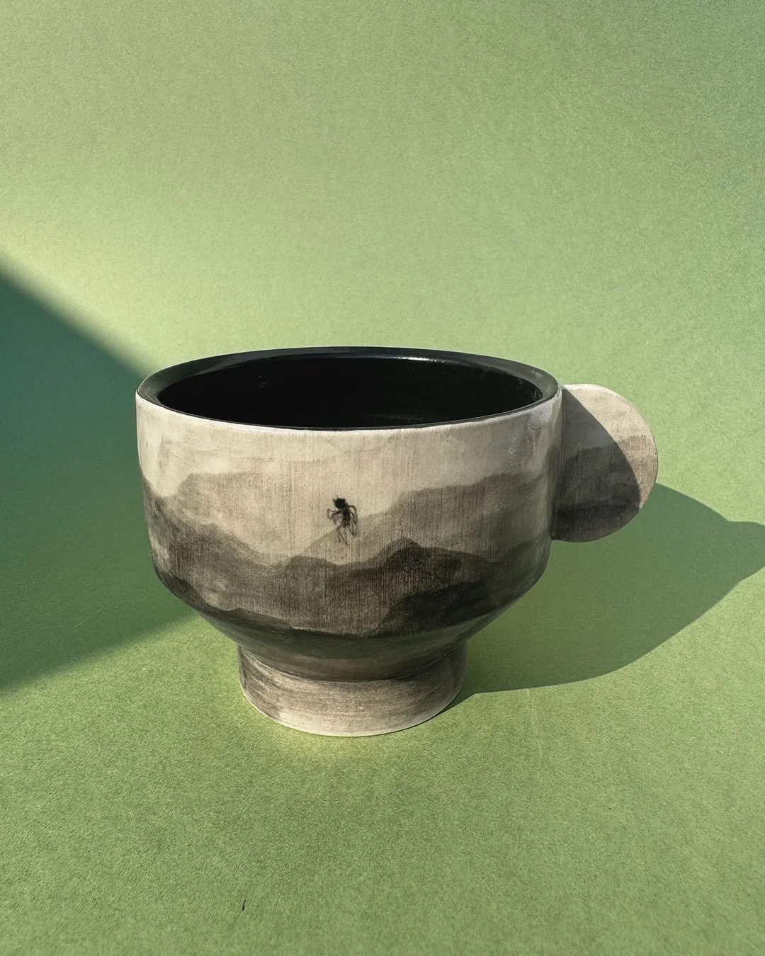 \\**DISPO**//
Tasse en gr&egrave;s blanc &eacute;maill&eacute;e