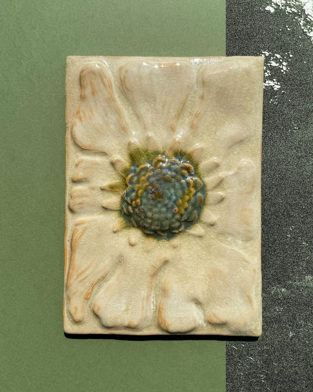 \\**DISPO** // infos en MP
Bas relief en gr&egrave;s blanc &eacute;maill&eacute;e
Dimensions 15 x 21
.
.
.
.
.
.
#ceramics 
#deco 
#faitmains 
#artisanat