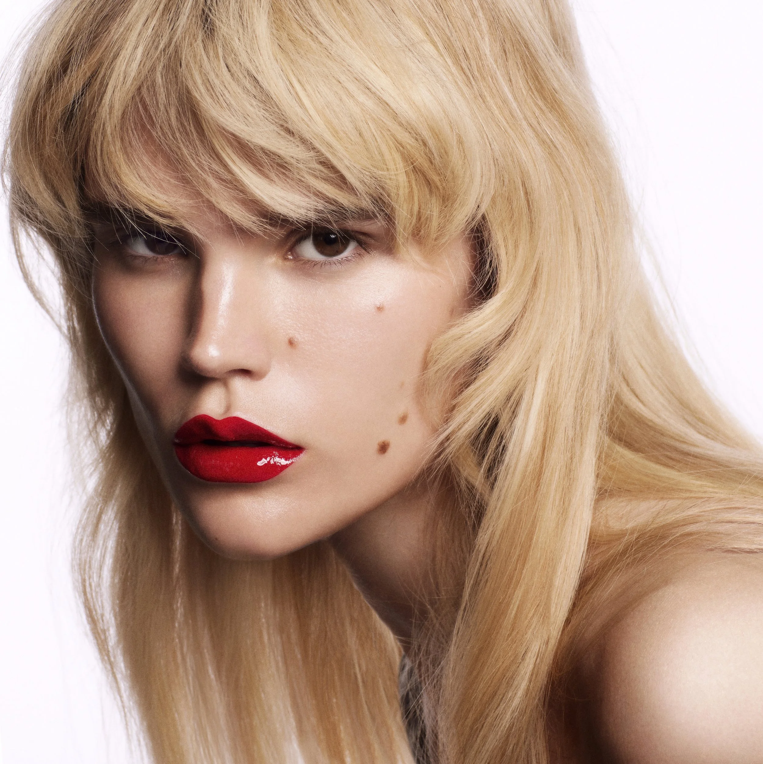 Bold red lipstick beauty portrait on blonde model by a beauty photographer based in Warsaw, Poland