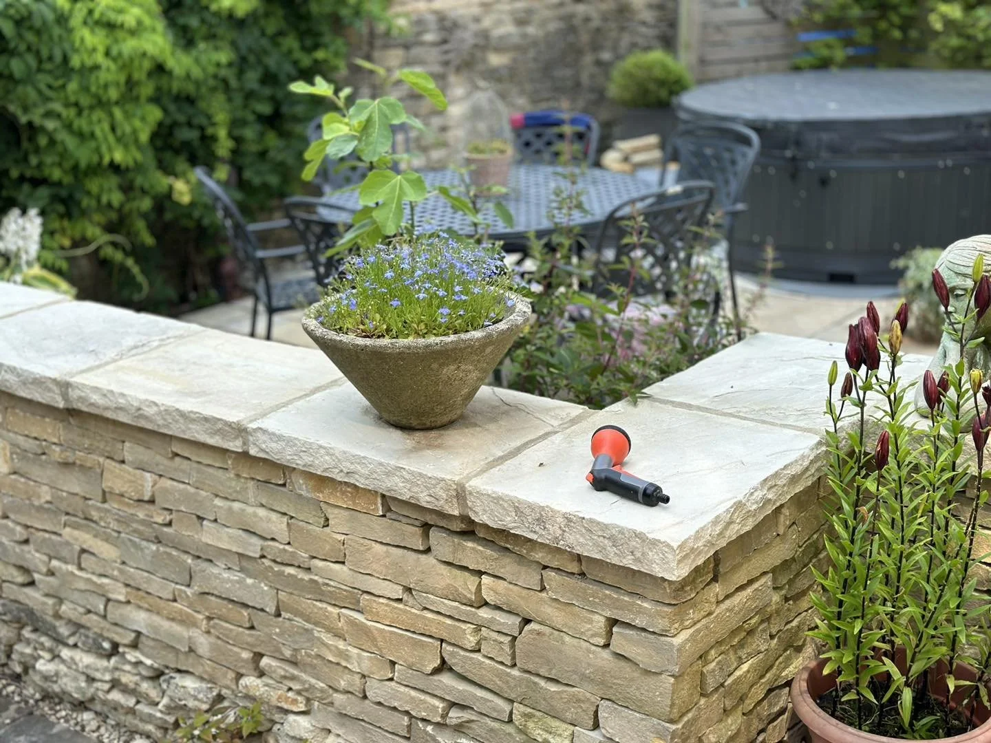 A lovely drystone wall with a 75mm thick topper, custom made to size from India. Looks stunning 😍

#cotswolds #gardendesign