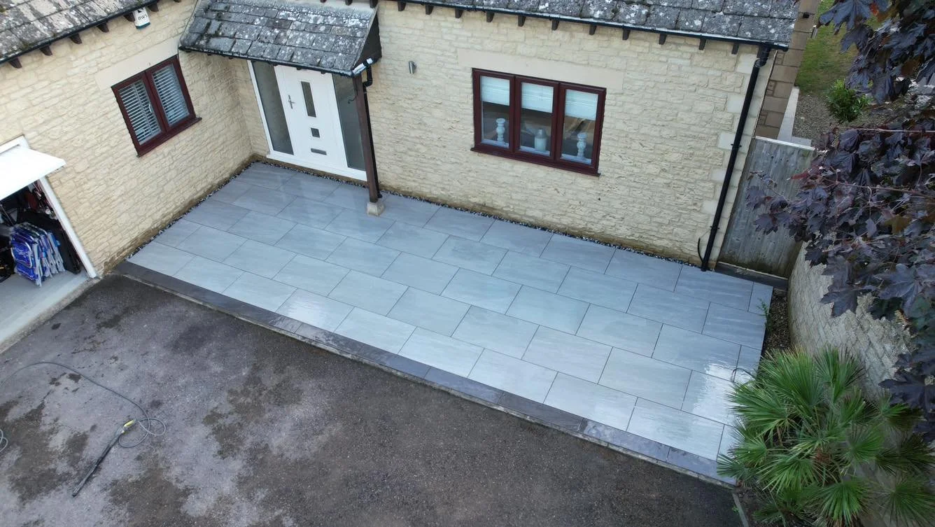 3 day turnaround on this front patio area 🪴
Using Kandla Grey Porcelain with a matching anthracite edging just to add some detail. Customers are over the moon. 
Looking for similar? Get booked in now for October slots 
Thanks for looking

#cotswolds