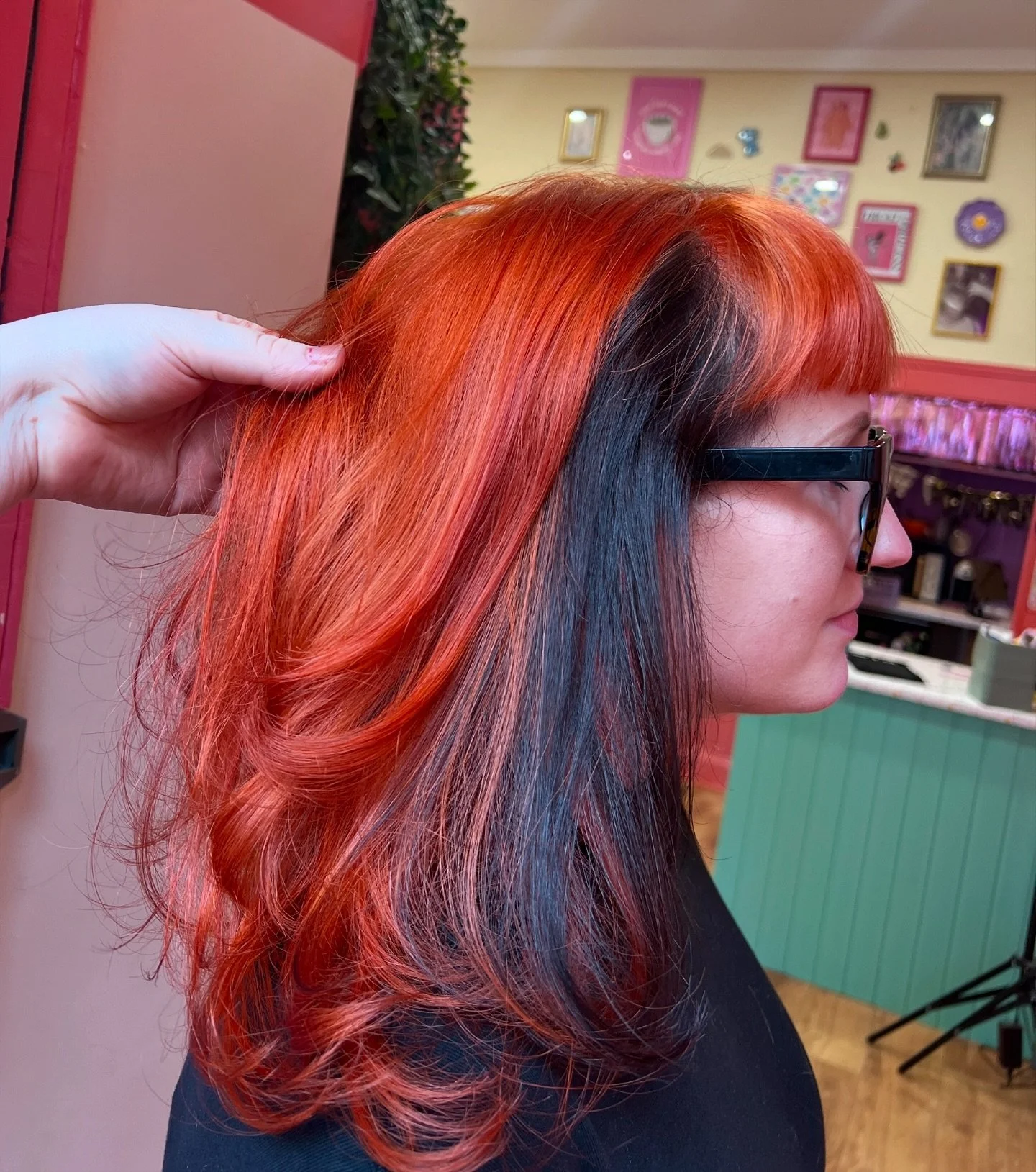 Spoookey or whateva, I have not kept to my weekly schedule sorry everyone! It has been 11 days 🫨
&bull;
&bull;
&bull;
#orangehairdontcare #orangehaircolor #blackandorange #blackandorangehair #halloweenhair #hairdresserlife #glasgowhair ##glasgowlife