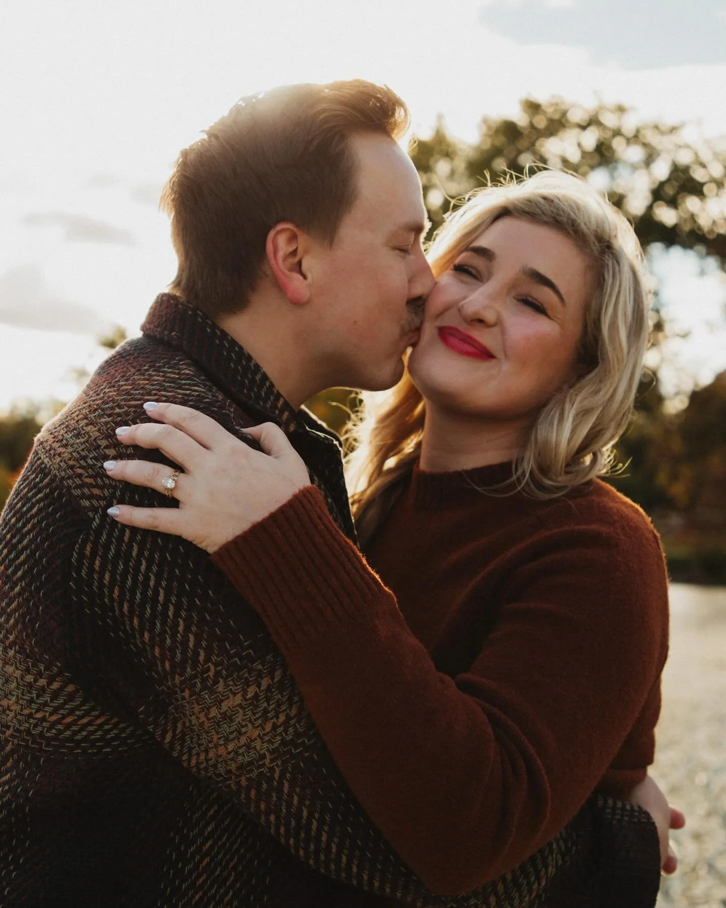Sharing a few favorites from this weekend with the sweetest couple. We braved the chilly winds, but the sun made a surprise appearance and brought all the magic ✨ + Shout out to Rusty for being the best boy 🐾 

#mnphotography #mnphotographer #minnea