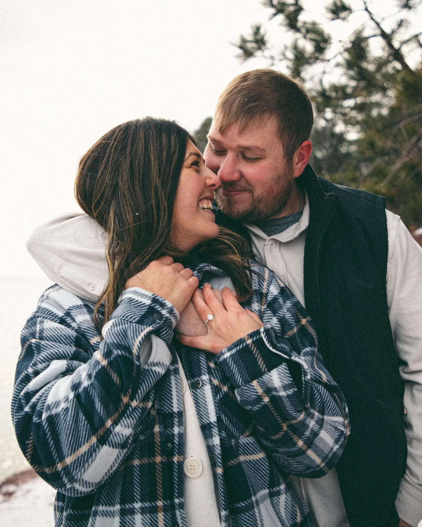 Here&rsquo;s a sneak peek from yesterday&rsquo;s engagement session with these two lovebirds 🤍 The snow flurries and light dusting on the ground made Lake Superior even more magical ✨

#wiengagementphotographer #wiphotographer #houghtonfalls #apostl