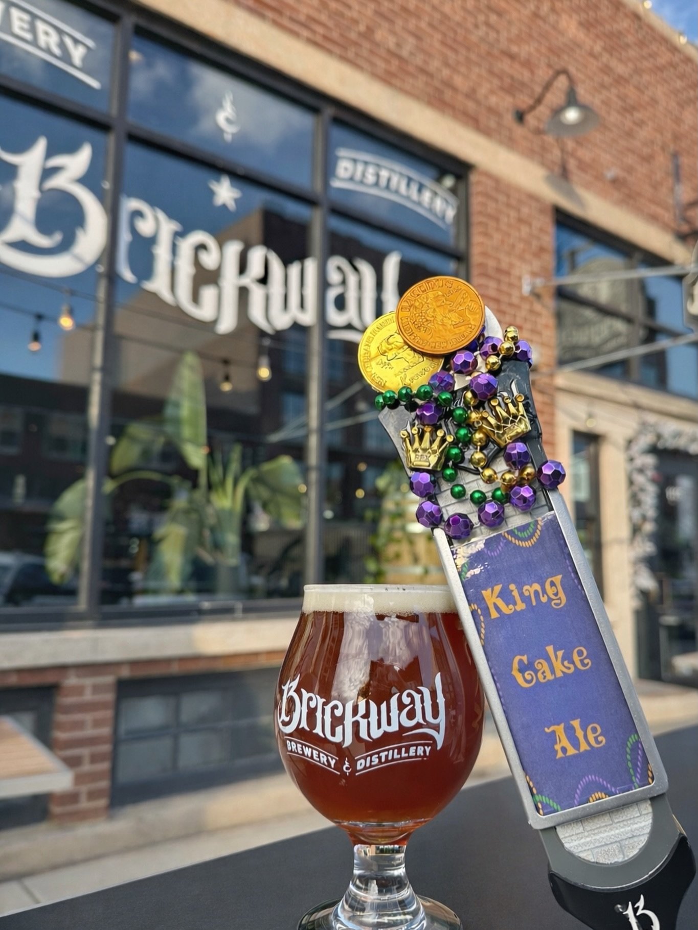 🎭 Six weeks until Fat Tuesday&hellip;𝐊𝐢𝐧𝐠 𝐂𝐚𝐤𝐞 𝐀𝐥𝐞 is 𝐎𝐍 𝐓𝐀𝐏 𝐍𝐎𝐖! 🟣🟢🟡

Built on our Save Maris English Pale Ale base and brewed to taste and smell just like a King Cake. Sweet citrus, cinnamon, vanilla, and cake batter&hellip;i