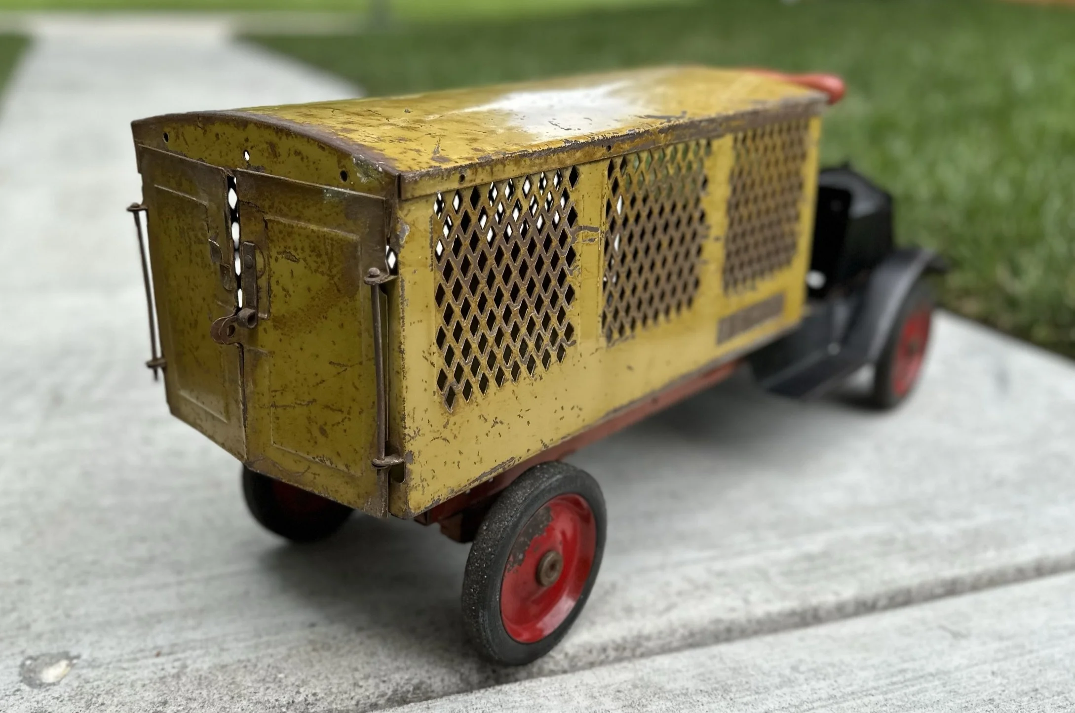Rear view of the Keystone Toys Ride On US Mail Truck.