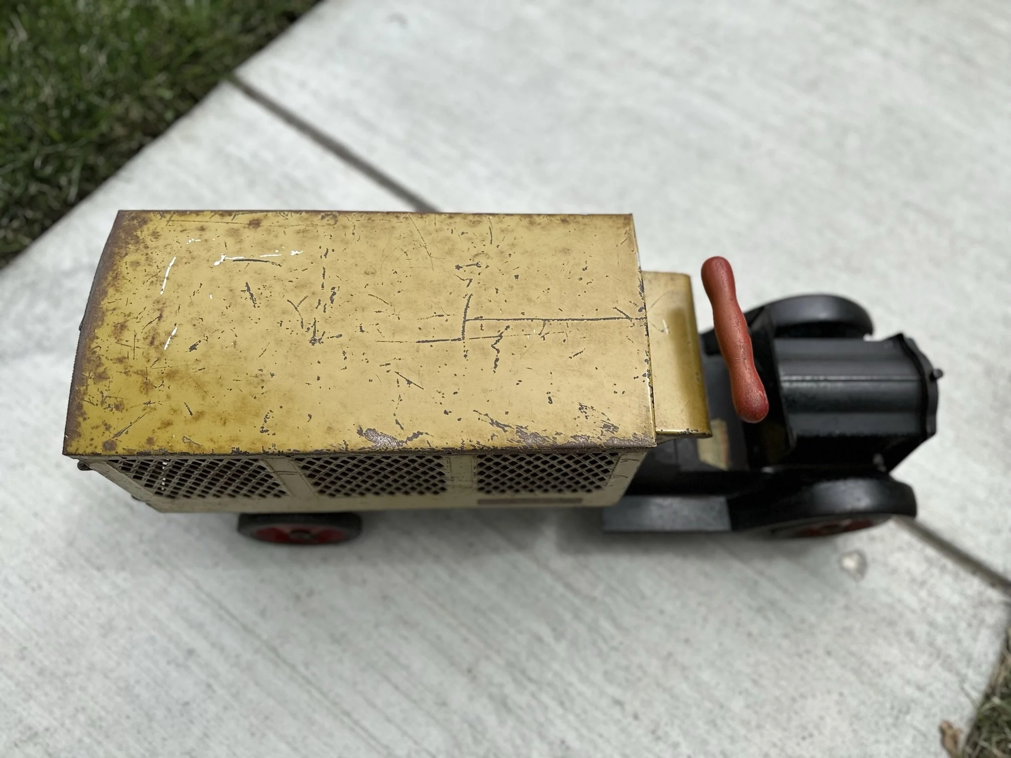 Top view of the Keystone US Mail Ride On Truck.